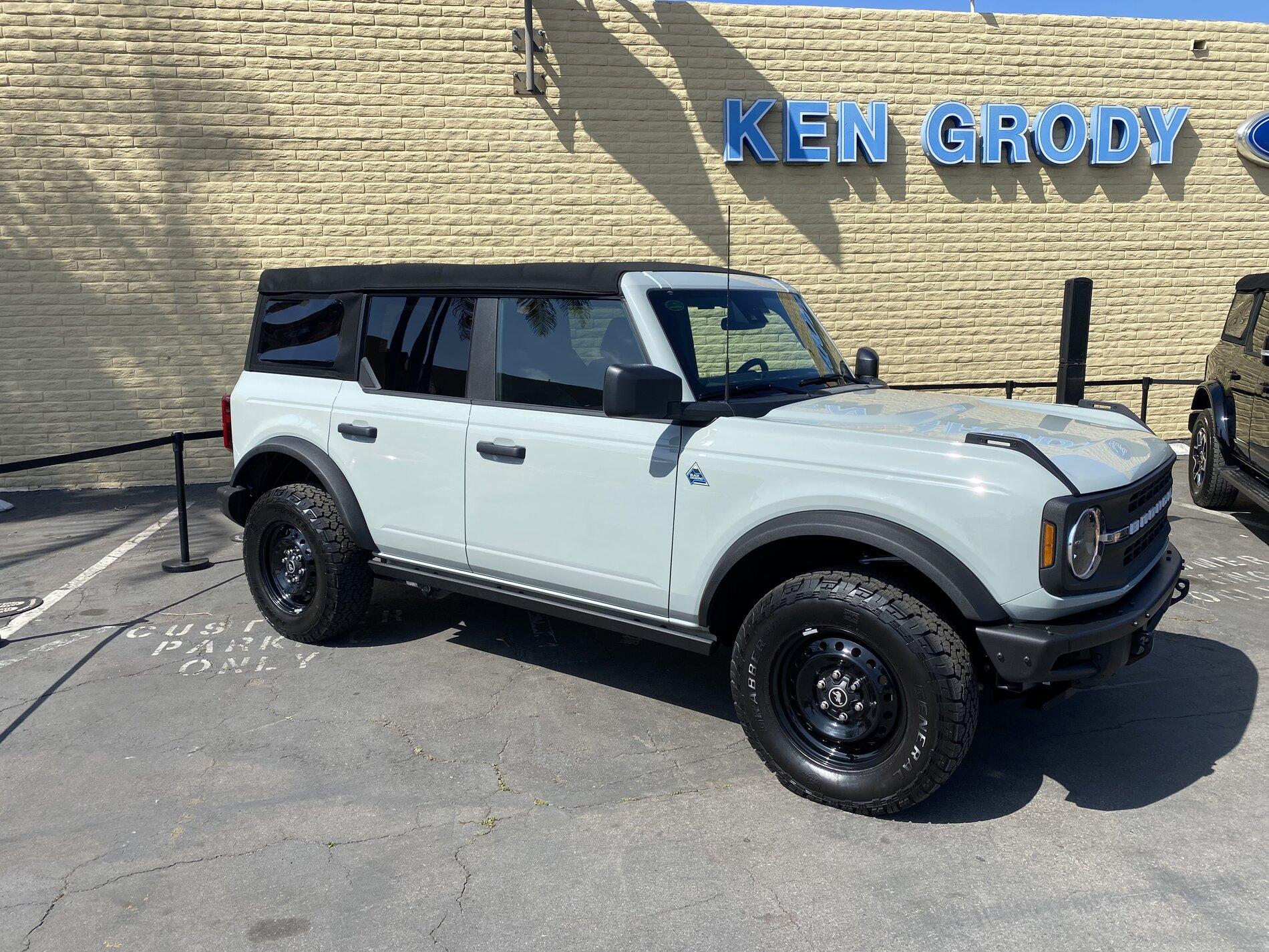 Ford Bronco CACTUS GRAY Bronco Club 4-Door Bronco Black Diamond Cactus Gray Black Steel Wheels 1
