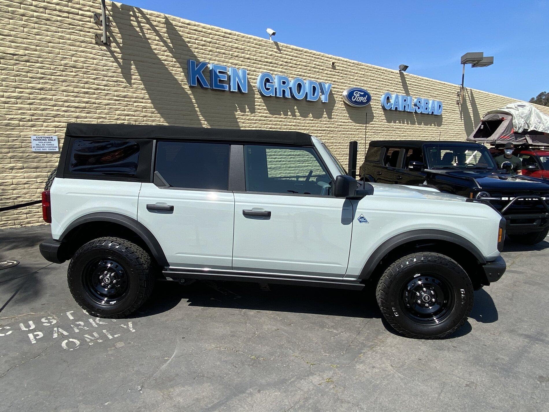 Ford Bronco CACTUS GRAY Bronco Club 4-Door Bronco Black Diamond Cactus Gray Black Steel Wheels 4