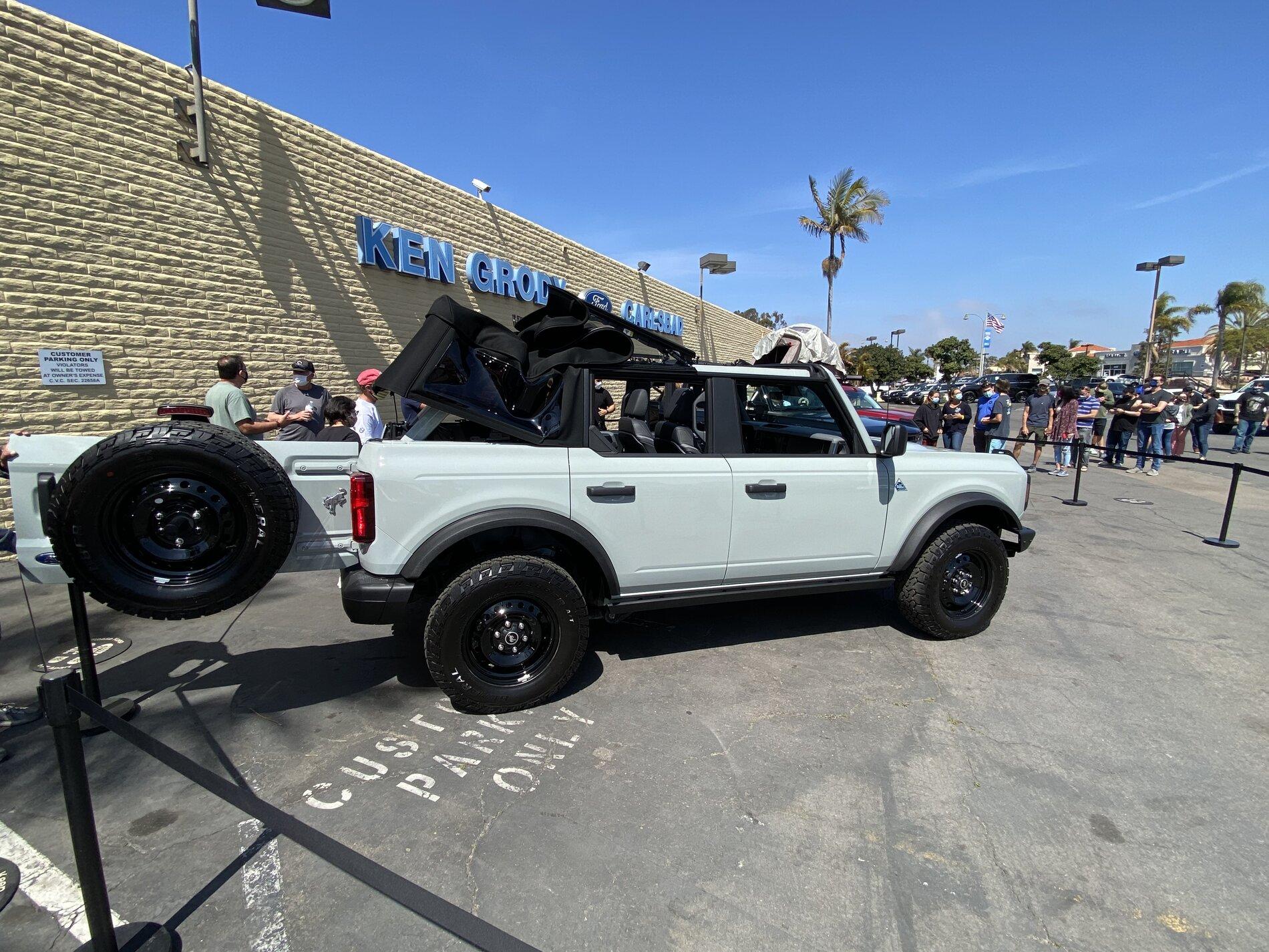 Ford Bronco CACTUS GRAY Bronco Club 4-Door Bronco Black Diamond Cactus Gray Black Steel Wheels 3
