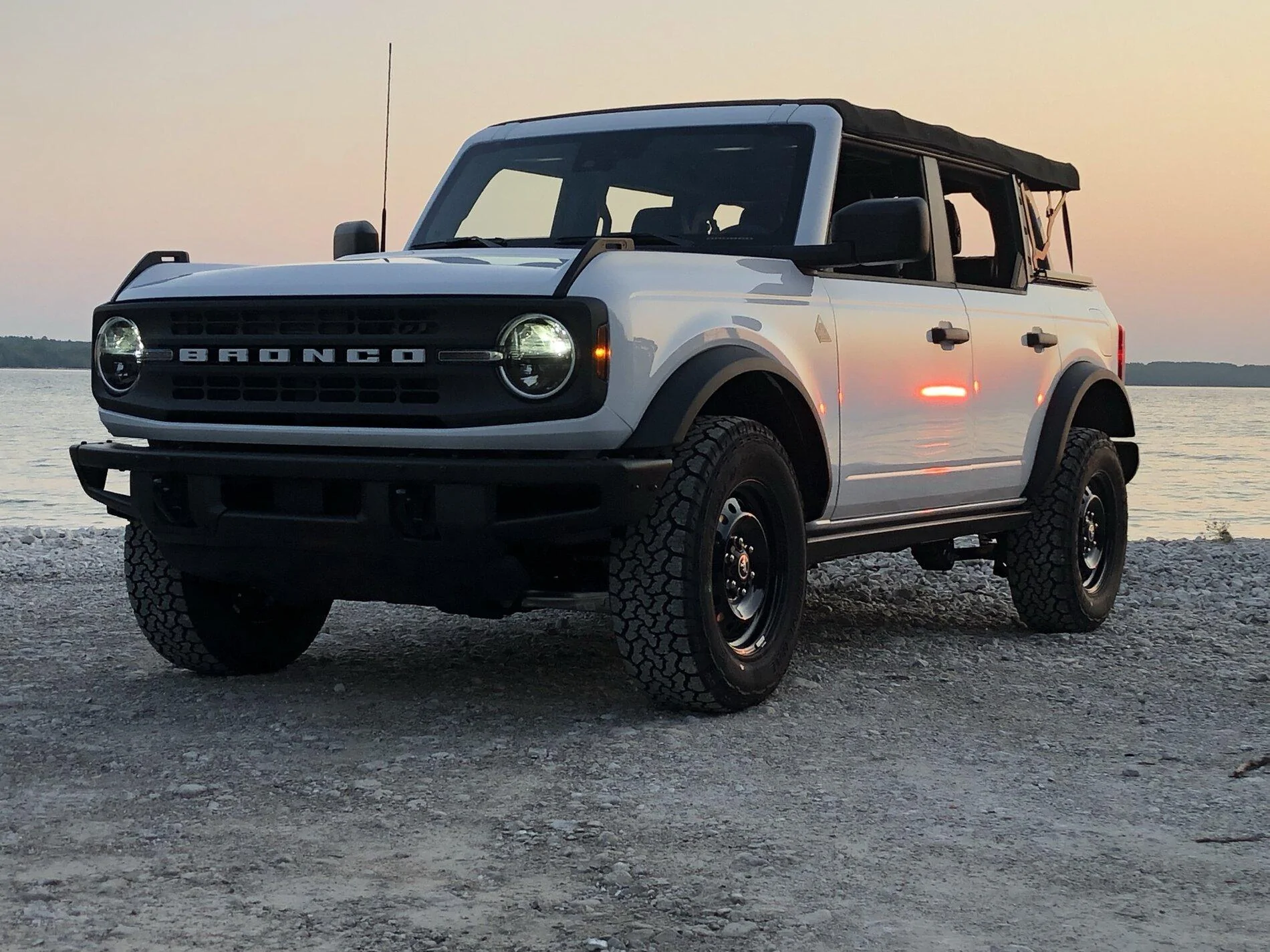 Ford Bronco OXFORD WHITE Bronco Club AA6168B1-BF1A-4997-884E-A7DB6D07AB57