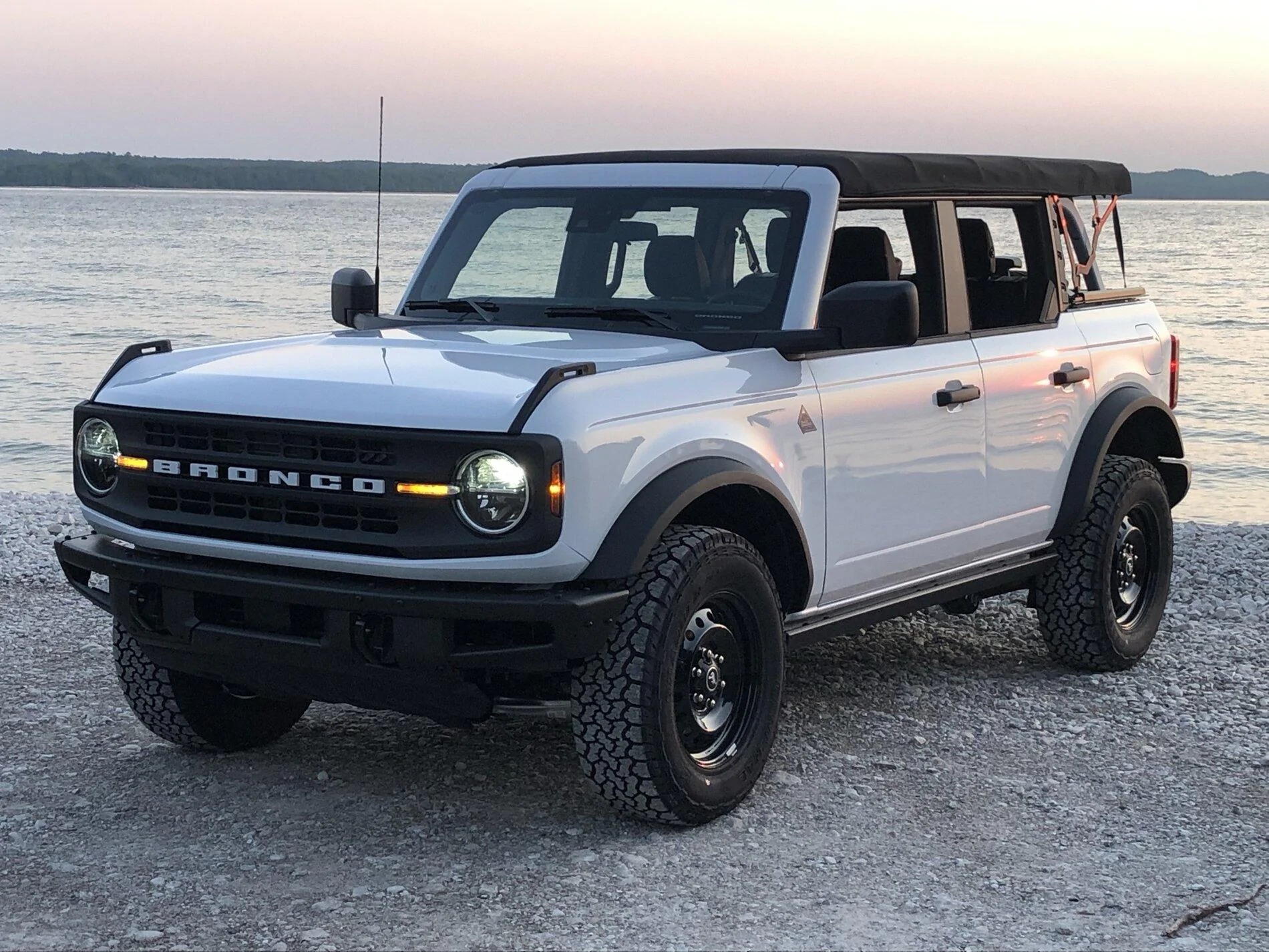 Ford Bronco OXFORD WHITE Bronco Club 3E17DED8-0A44-427E-A9DC-C504F7928D70