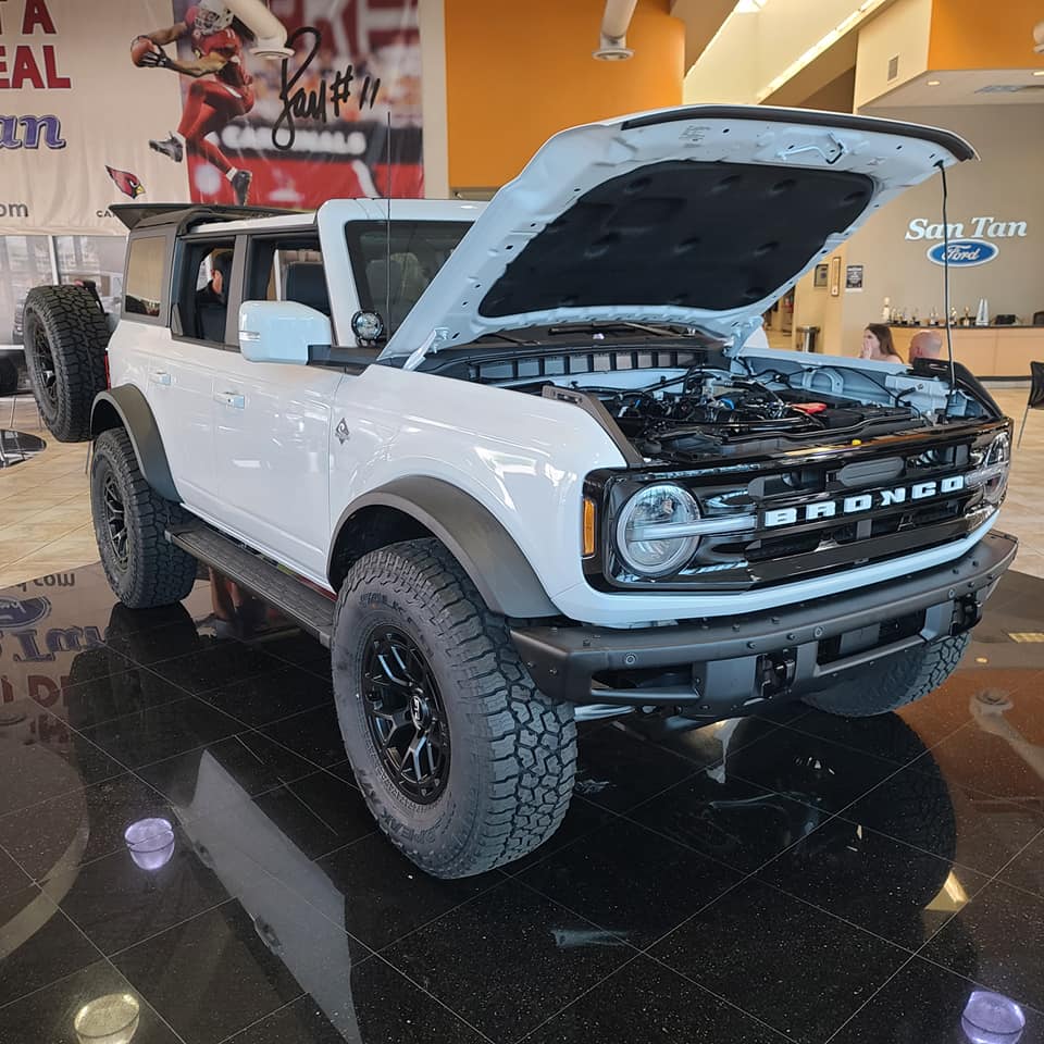 Ford Bronco OXFORD WHITE Bronco Club 2021 Bronco Outer Banks on 37%22 tires 37s a