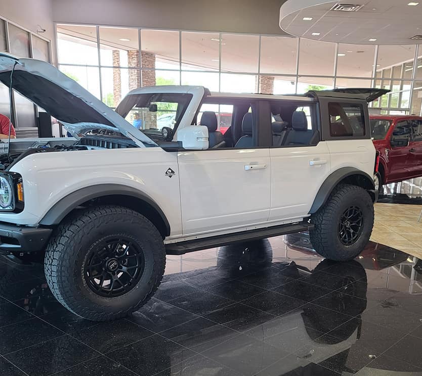 Ford Bronco OXFORD WHITE Bronco Club 2021 Bronco Outer Banks on 37%22 tires 37s c