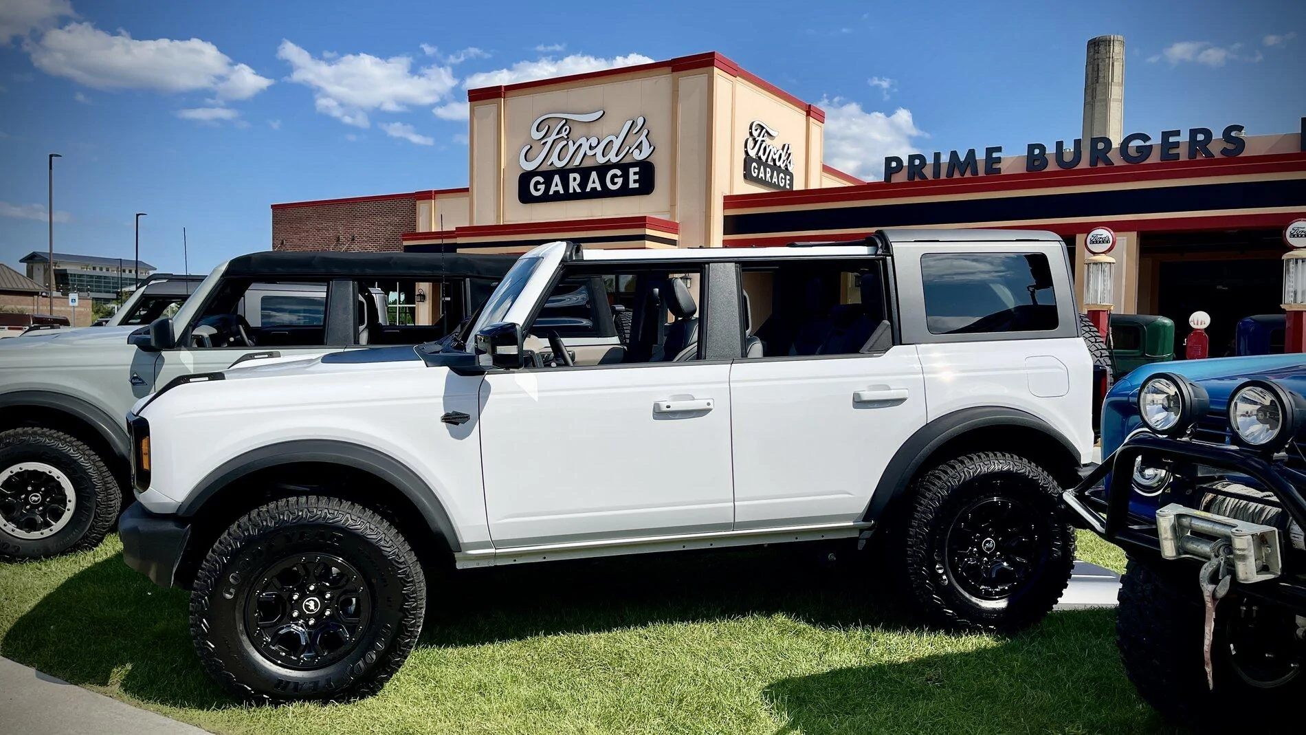 Ford Bronco OXFORD WHITE Bronco Club 0E305DD0-D1A3-47CF-831C-3DDBACB0240B