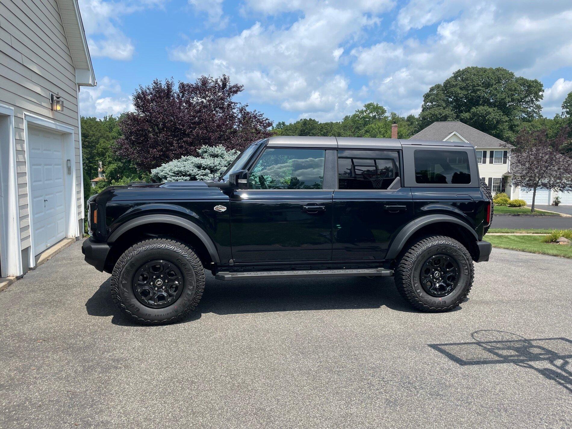 Ford Bronco SHADOW BLACK Bronco Club 1