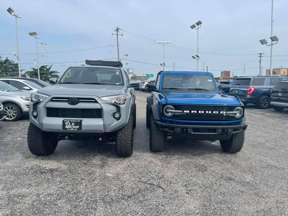 Ford Bronco Custom painted MIC top on Velocity Blue Bronco (custom by dealer) f54b65cf-ed12-4bd4-8239-7b255ca5af14-jpe