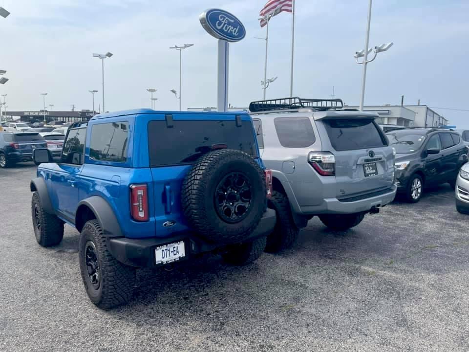 Ford Bronco Custom painted MIC top on Velocity Blue Bronco (custom by dealer) Painted MIC Top 2021 Ford Bronco Velocity Blue