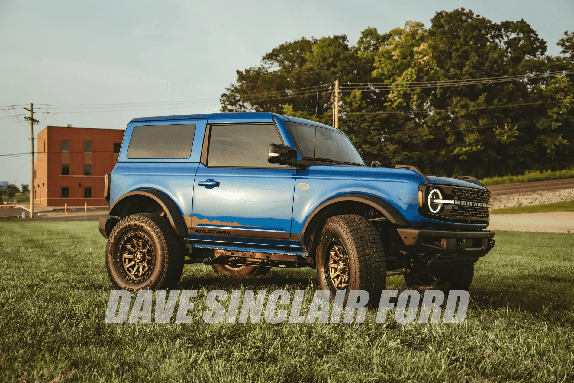 Ford Bronco MIC Painted Top on Velocity Blue Bronco with 37’s tempImageKFRikc