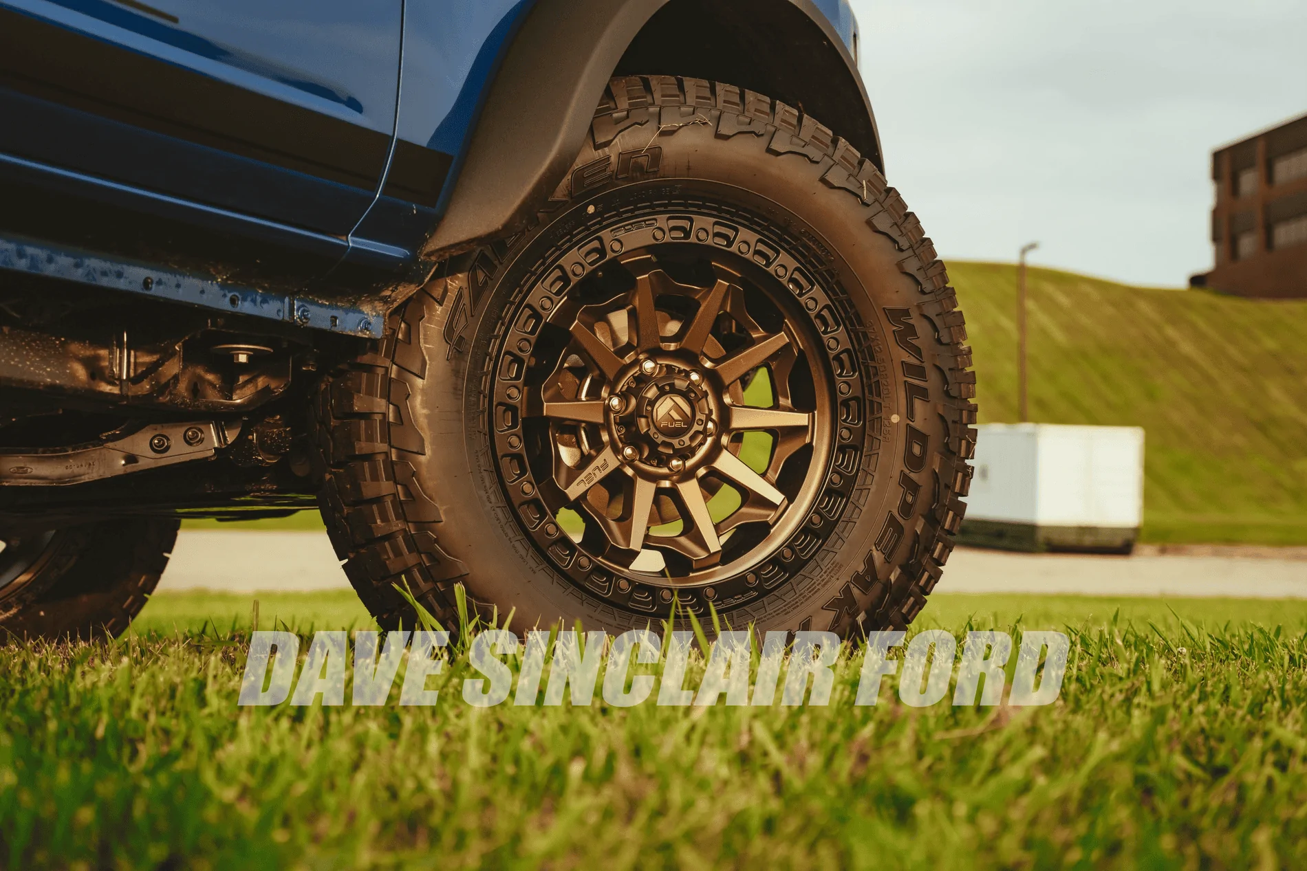 Ford Bronco MIC Painted Top on Velocity Blue Bronco with 37’s tempImageD5Iuc