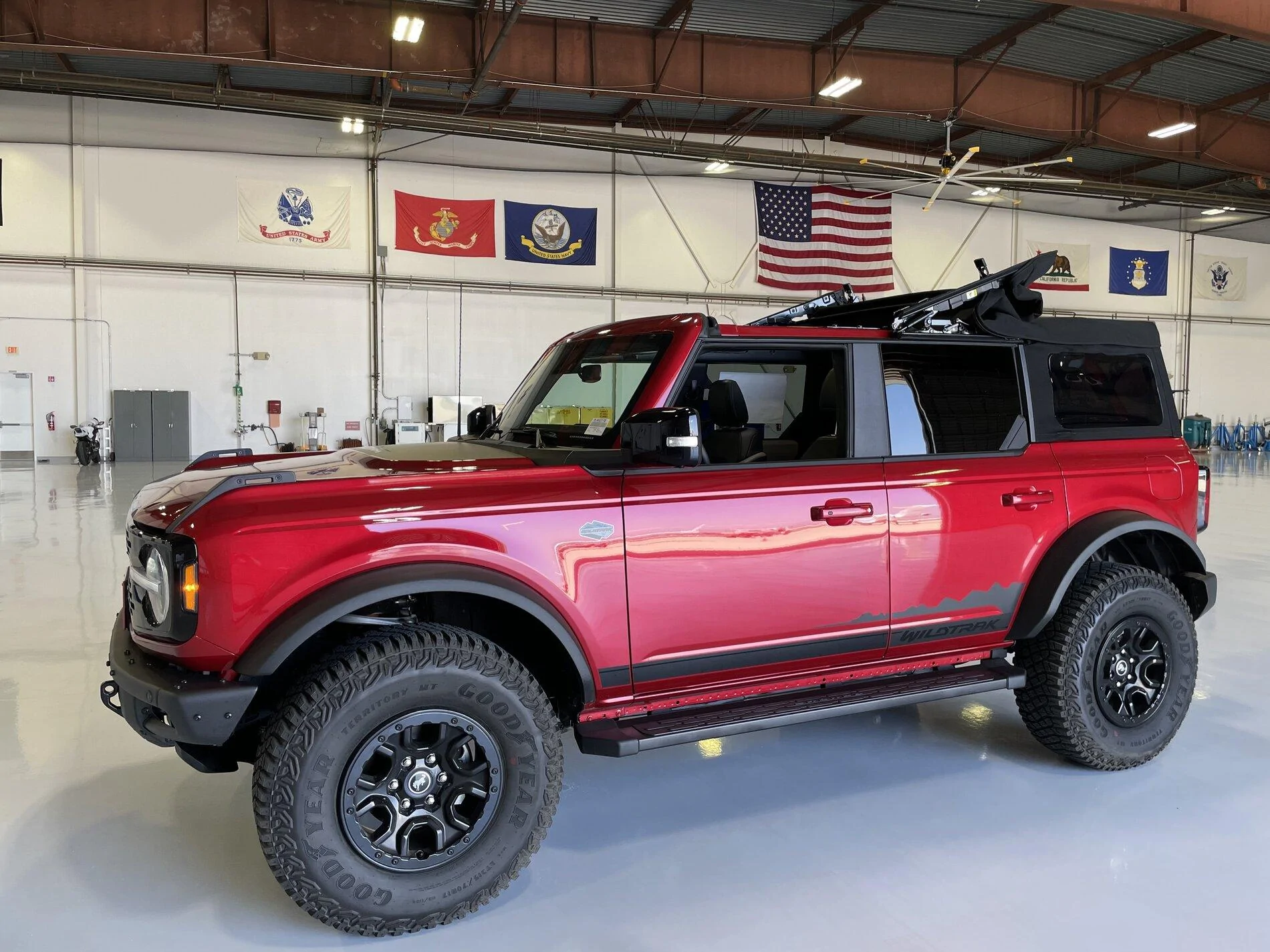 Ford Bronco RAPID RED Bronco Club 33CCE116-04AA-4ACD-988B-3393A0C0486F