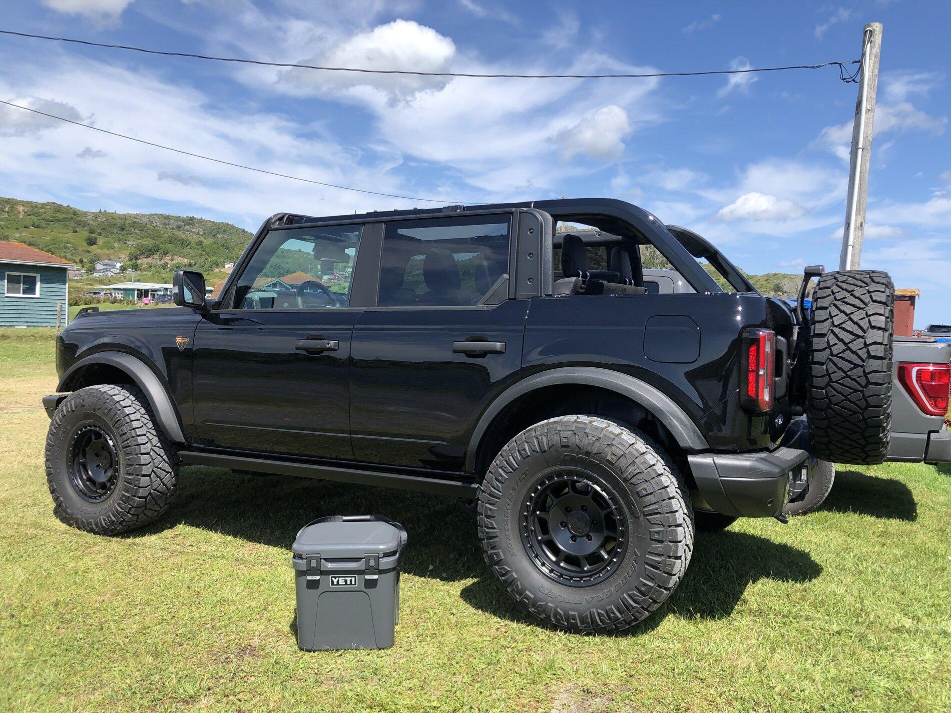 Ford Bronco SHADOW BLACK Bronco Club B8F2F4FE-91A8-44C7-AA44-C9ED895C76BE
