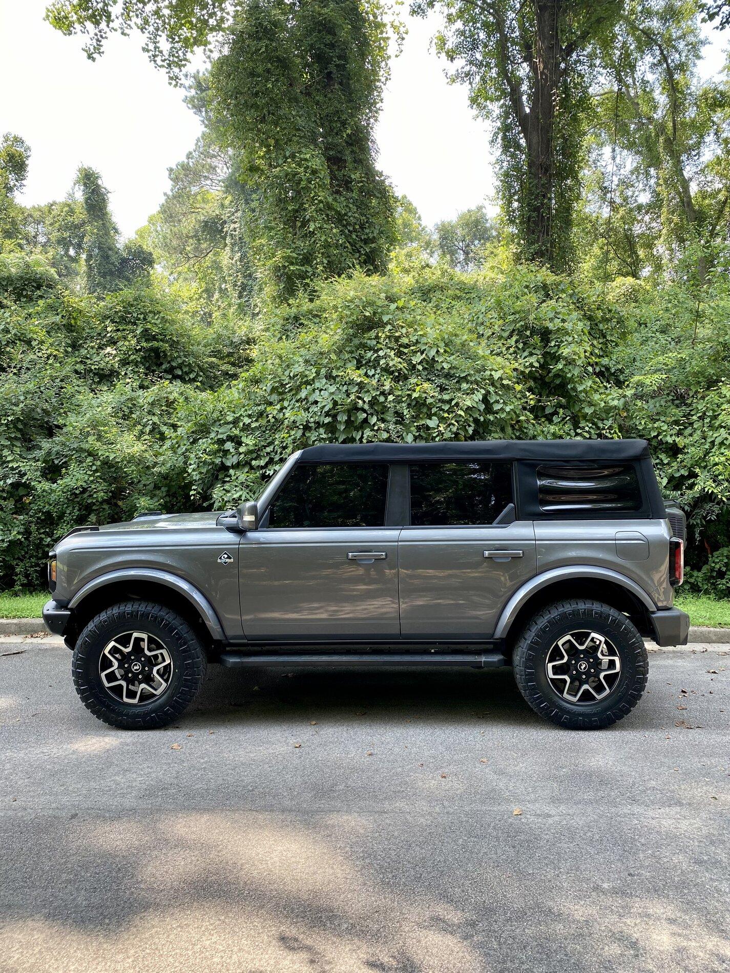 Ford Bronco CARBONIZED GRAY Bronco Club 84988087-7D29-4CCB-A809-47E27D92F8A7
