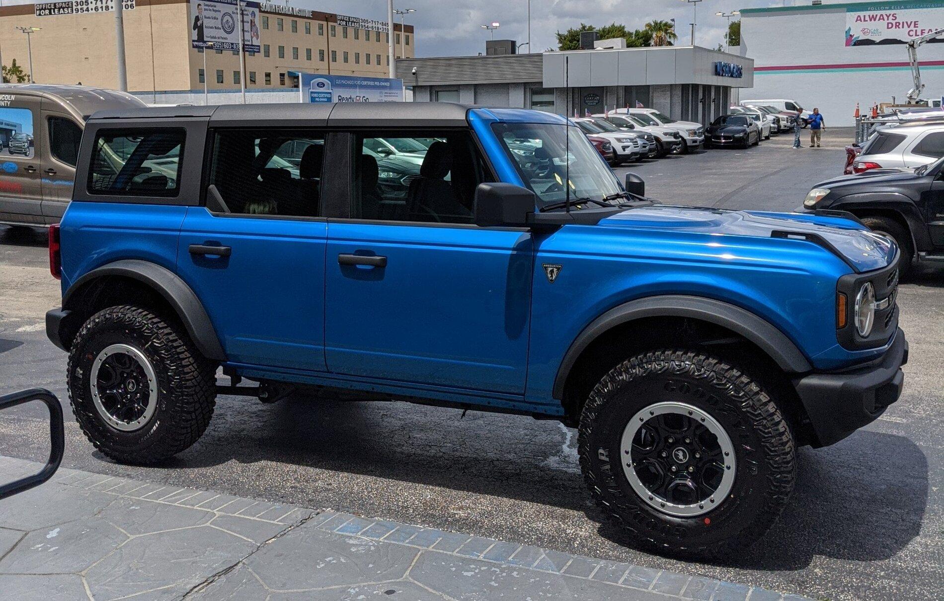 Ford Bronco VELOCITY BLUE Bronco Club PXL_20210802_161423469