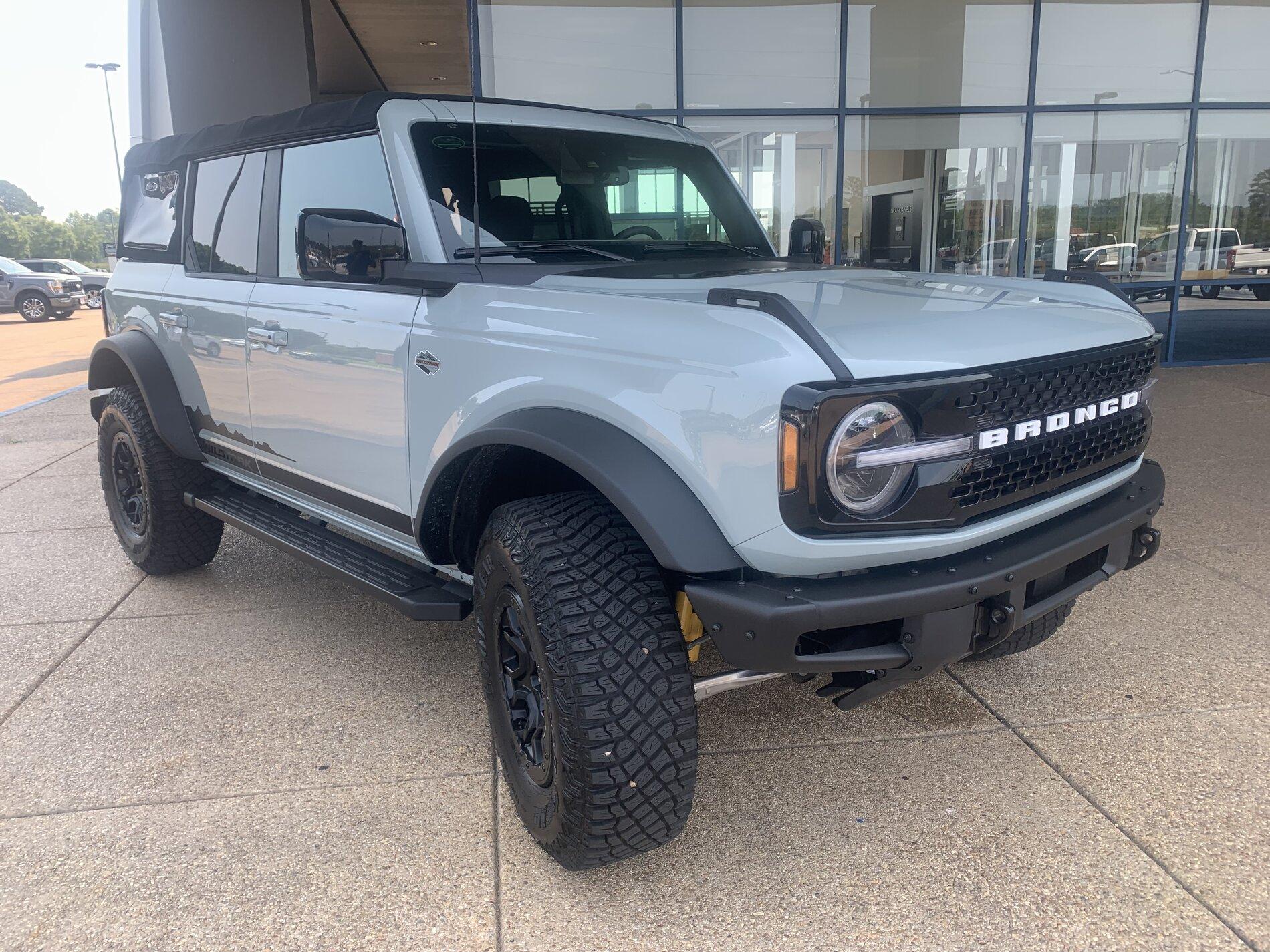 Ford Bronco Side By Side View vs Bronco Sport B8421538-8433-42E4-823D-B329EF05B2E3