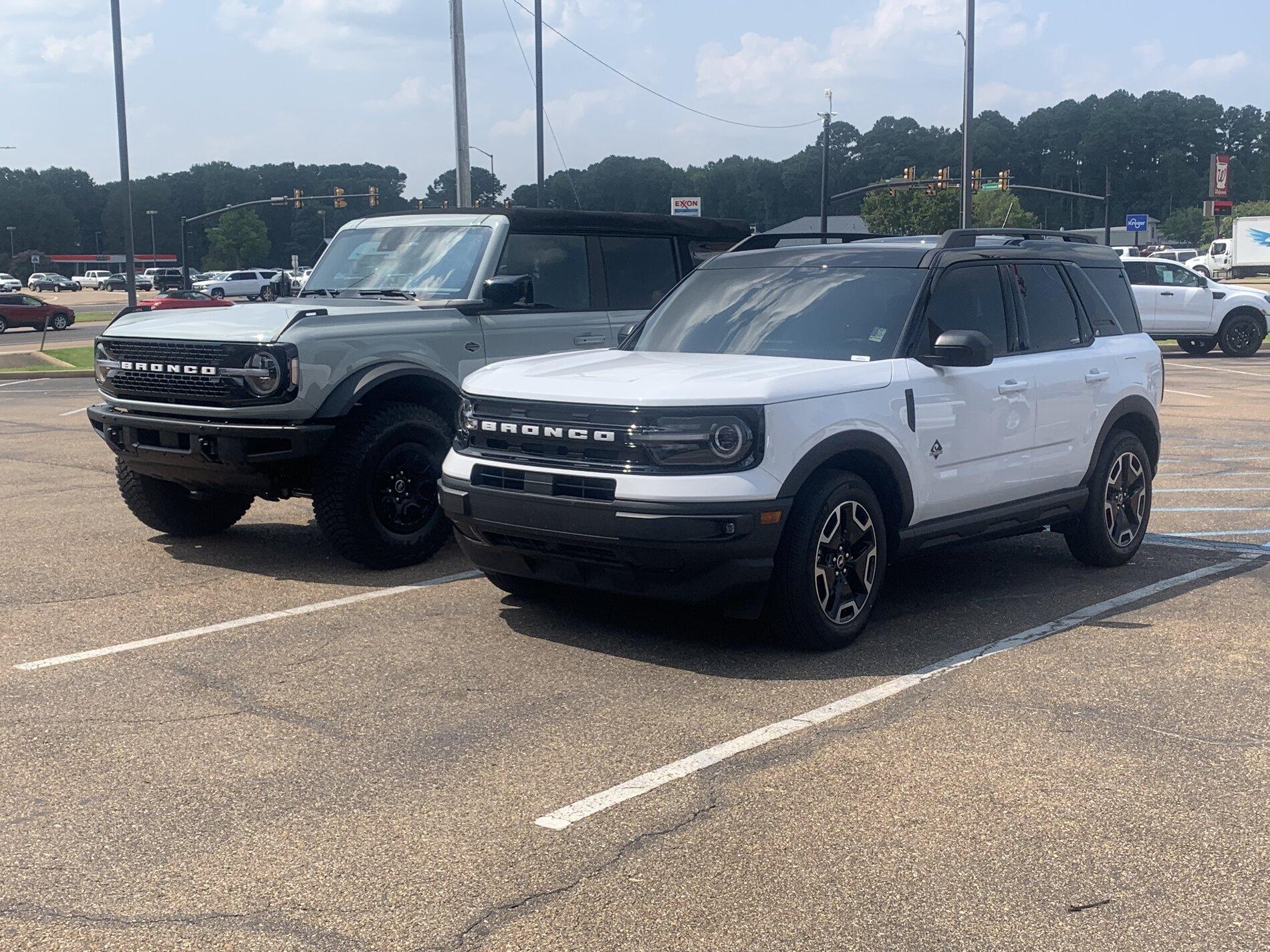 Ford Bronco Side By Side View vs Bronco Sport C511065F-0E29-44C3-BF75-1538665DA88D