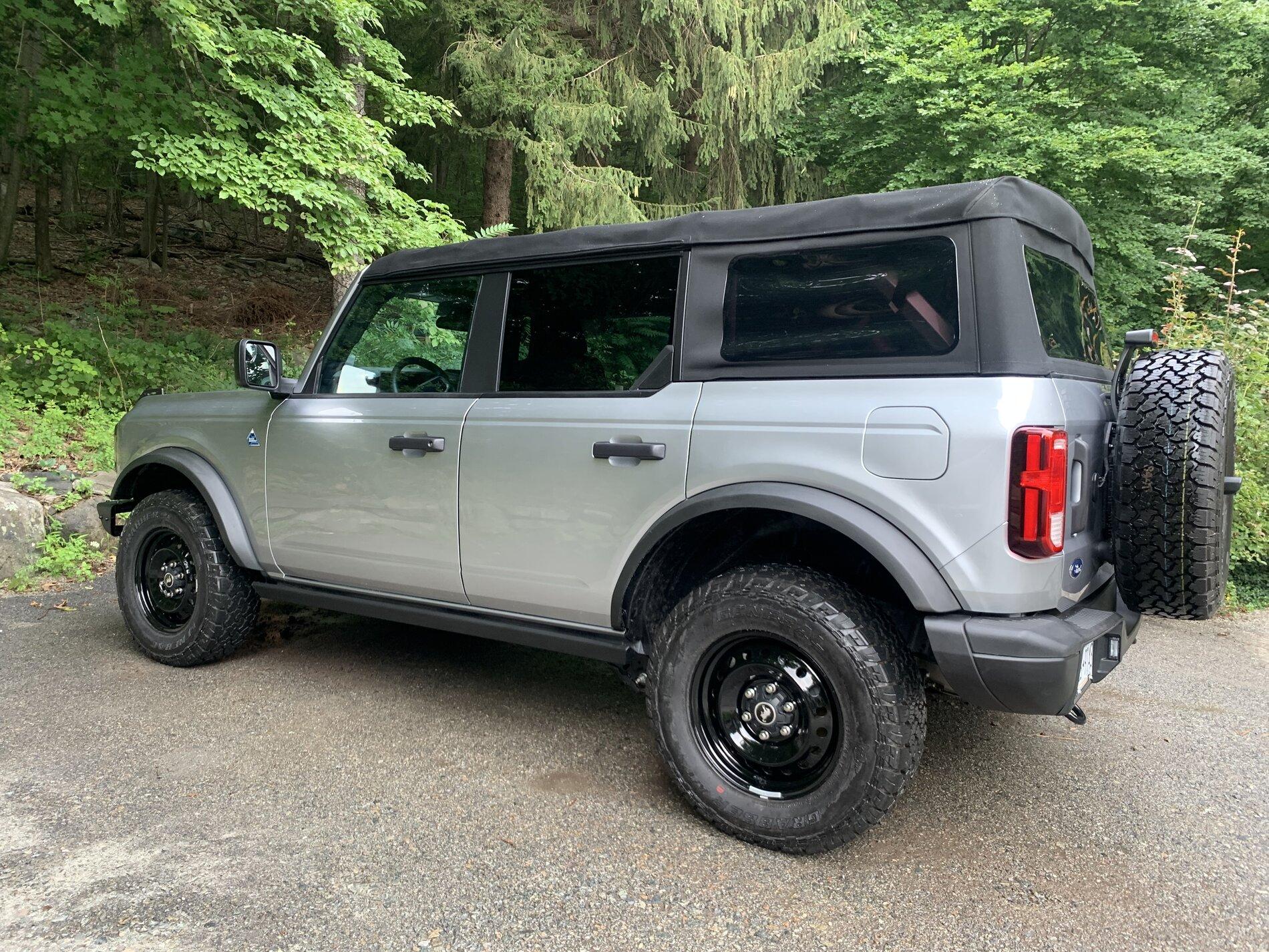 Ford Bronco ICONIC SILVER Bronco Club F103EE33-6960-4692-998D-579BD336215F