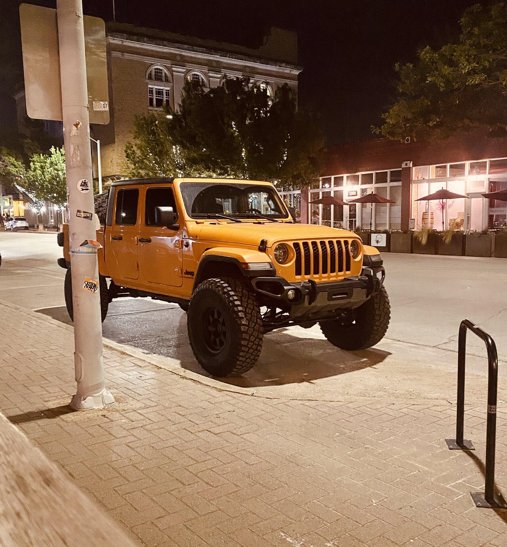 Ford Bronco Cyber Orange vs School Bus side-by-side F2263FE3-DA26-4F6B-BFAC-CA7E91E8E161