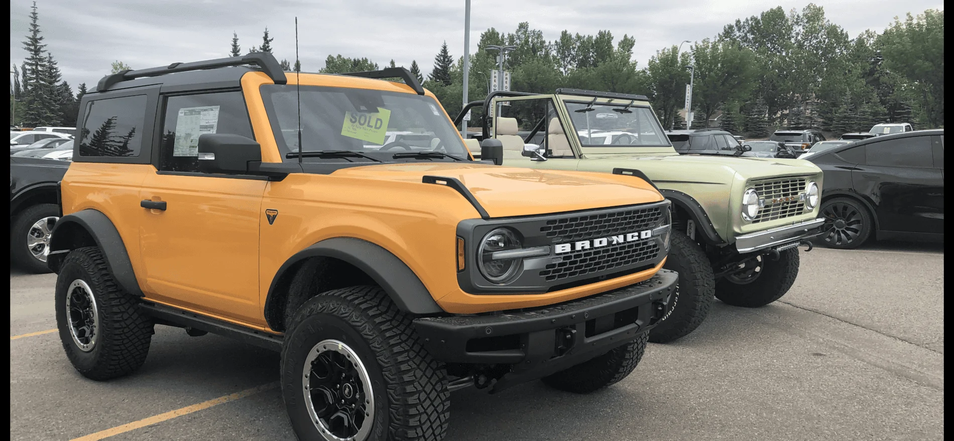 Ford Bronco Two Broncos on 35s 019C991D-6974-4FFE-B89B-00F725B947E0