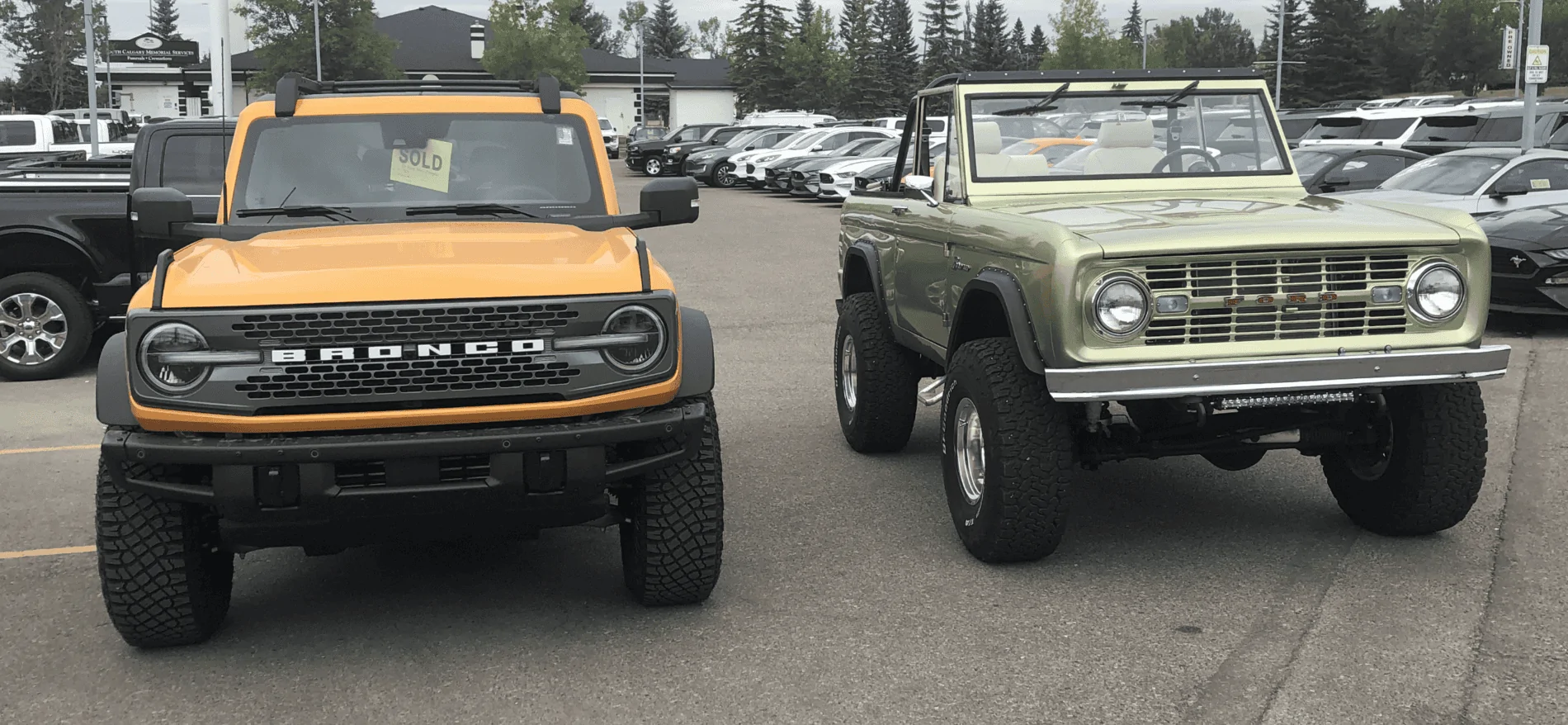 Ford Bronco Two Broncos on 35s 1AB97644-B4F5-4073-9E23-4BDB78DCEB6C