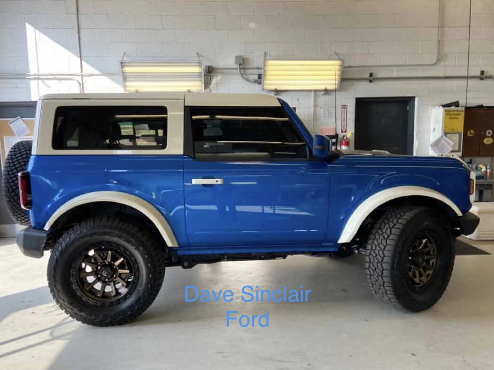 Ford Bronco A Velocity Blue Bronco Goes Retro With White Roof + White Fender Flares 4B44E90C-AD0C-4B3F-BFBB-F57C6C833003