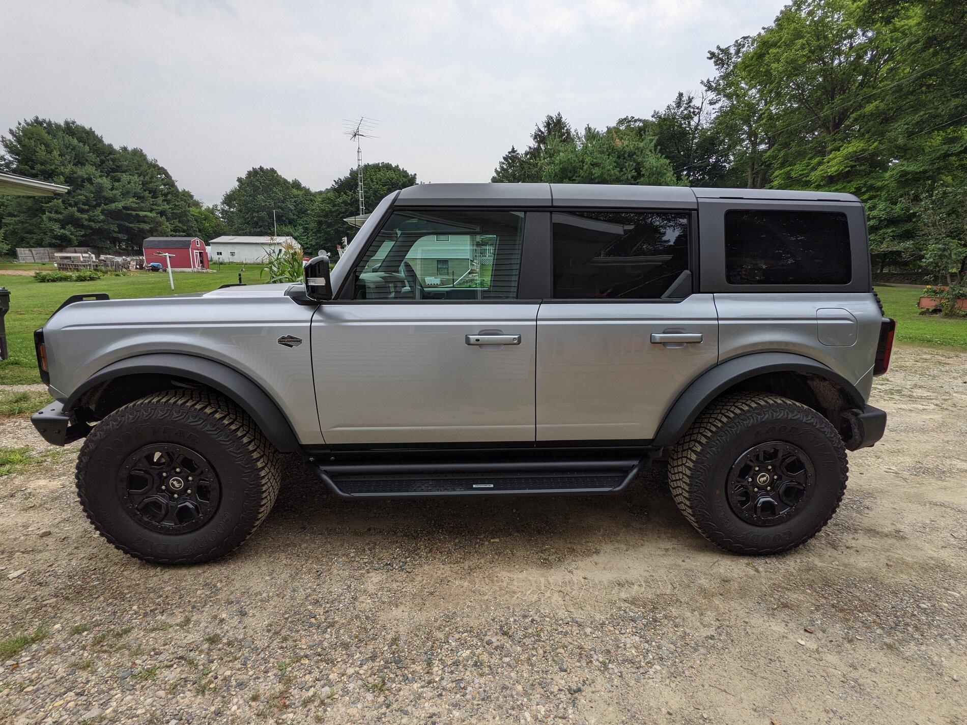 Ford Bronco Go Rhino Dominator Extreme D1 Sidesteps Installed on 4-Door Wildtrak PXL_20210809_160939082