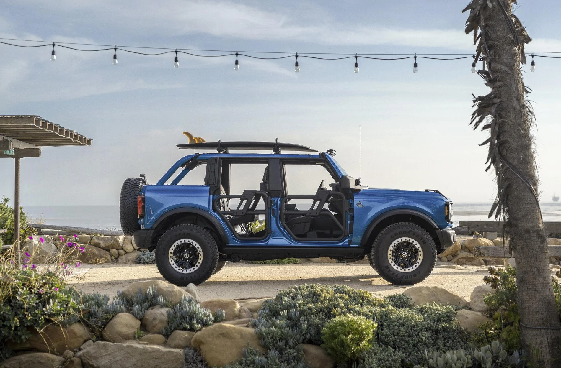 Ford Bronco 🏄‍♂️ BRONCO RIPTIDE concept build features prototype front steel bumper, Bimini top, tube doors, bike rack, crossbars, RIGID lights Bronco_Riptide Concept_01
