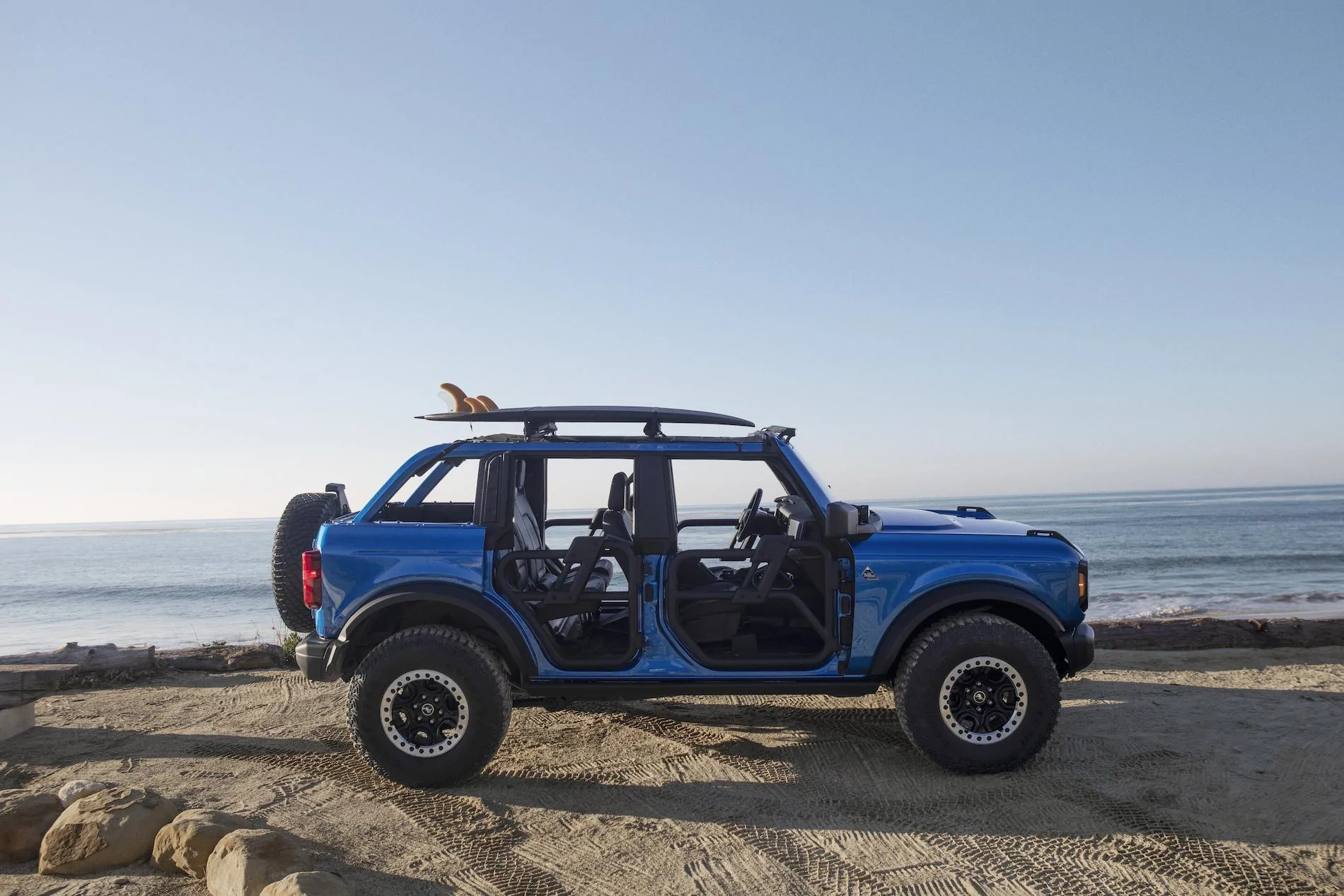 Ford Bronco 🏄‍♂️ BRONCO RIPTIDE concept build features prototype front steel bumper, Bimini top, tube doors, bike rack, crossbars, RIGID lights Bronco_Riptide Concept_05