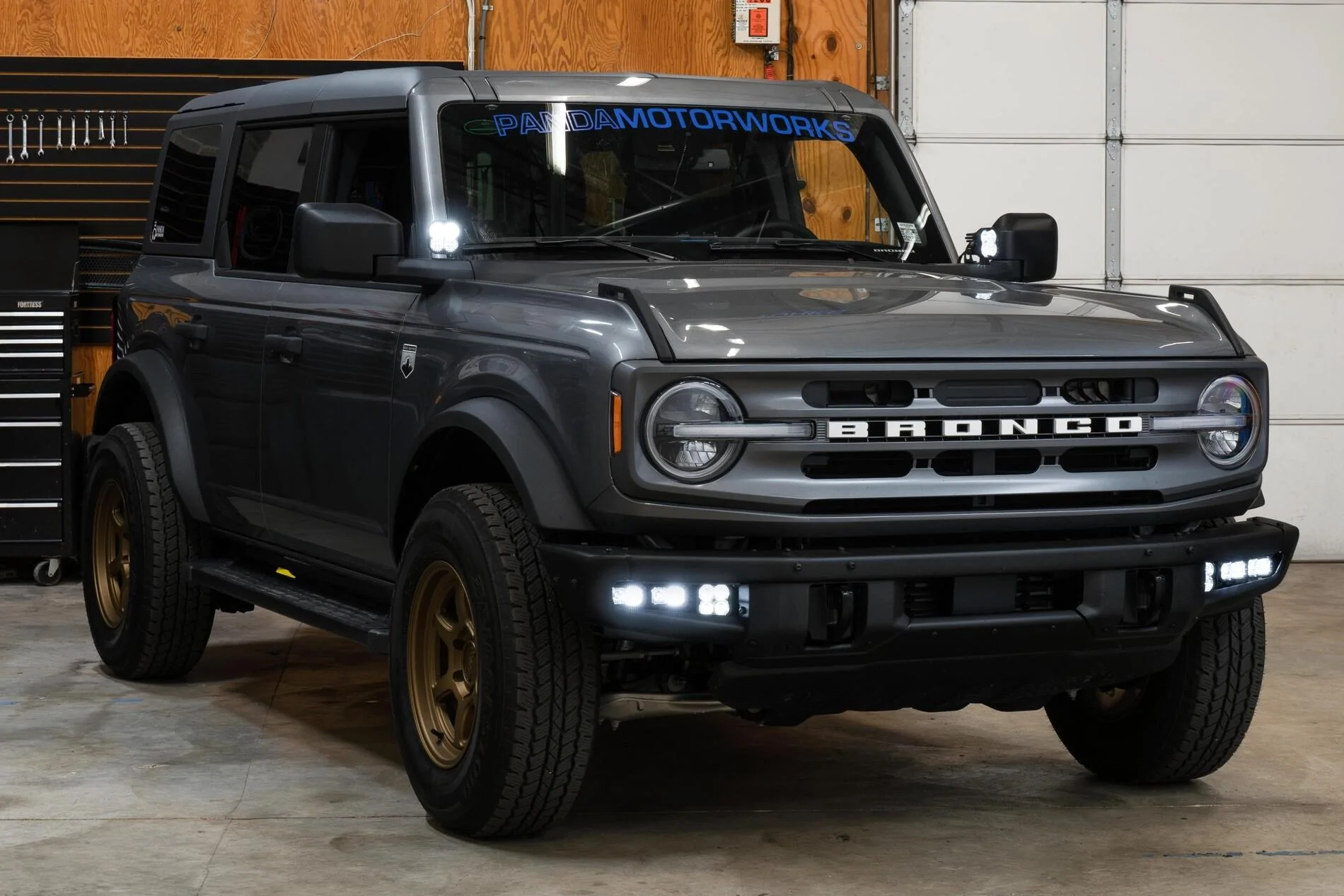 Ford Bronco Diode Dynamics SAE Fogs Installed on Badlands Modular Bumper CCUl9N3