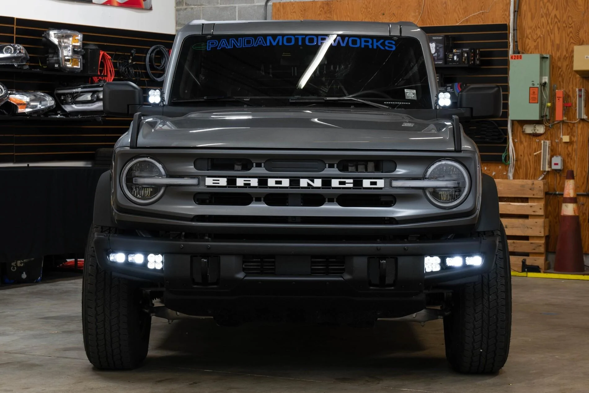 Ford Bronco Diode Dynamics SAE Fogs Installed on Badlands Modular Bumper 1CKibDs