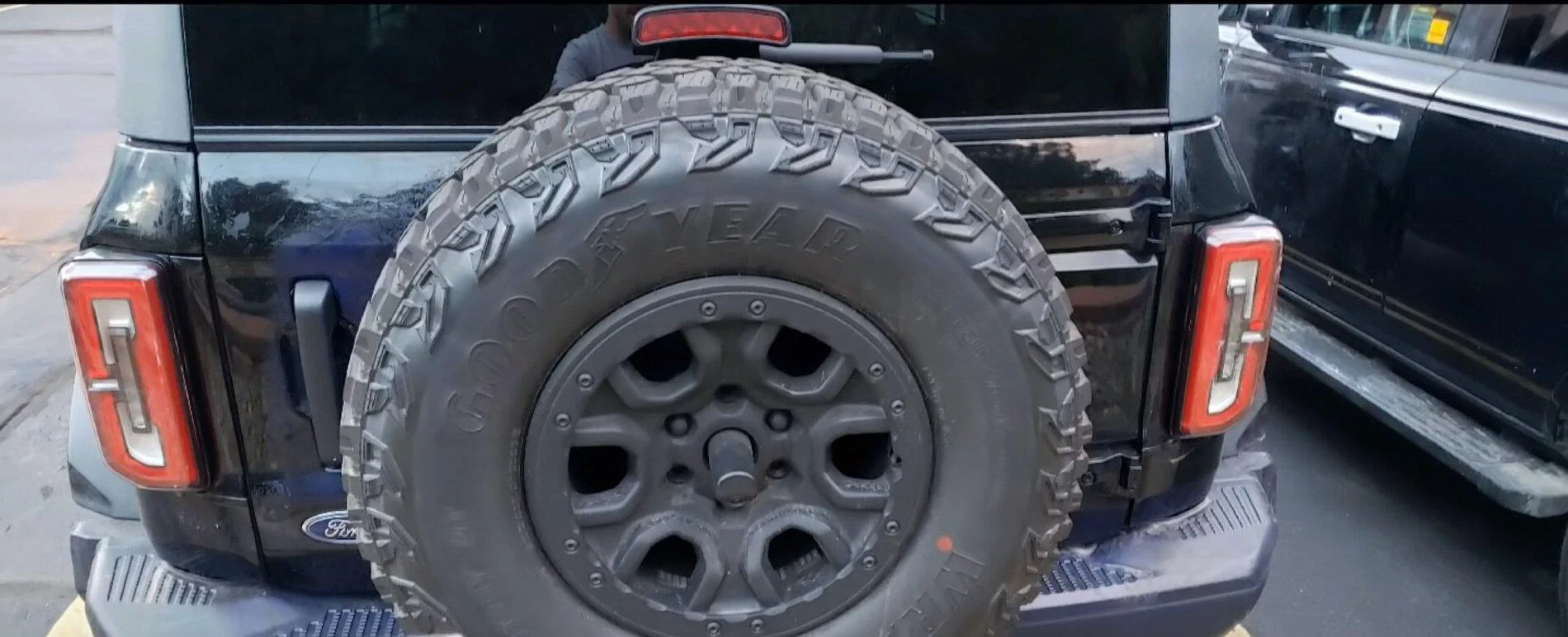 Ford Bronco Does rear glass open? tailgat