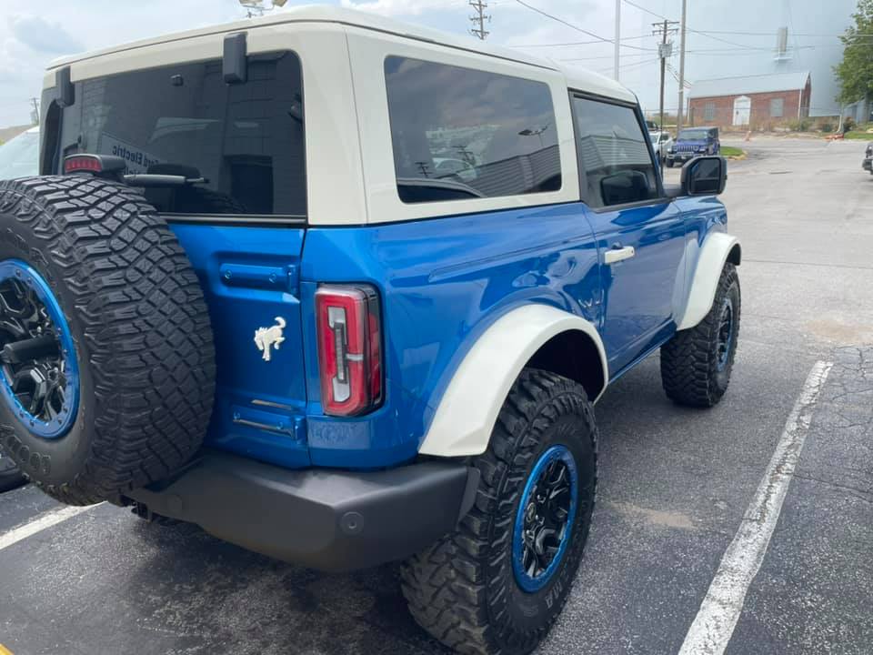 Ford Bronco A Velocity Blue Bronco Goes Retro With White Roof + White Fender Flares 874168_10225883940582291_7152447474127081003_n-
