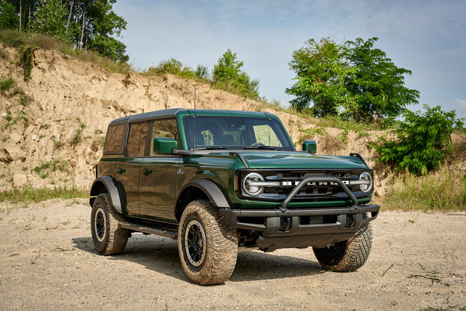 Ford Bronco Eruption Green & Hot Pepper Red Metallic coming for 2022 Bronco. Antimatter Blue, Lightning Blue and Rapid Red Going Away Bronco_Eruption Green_01