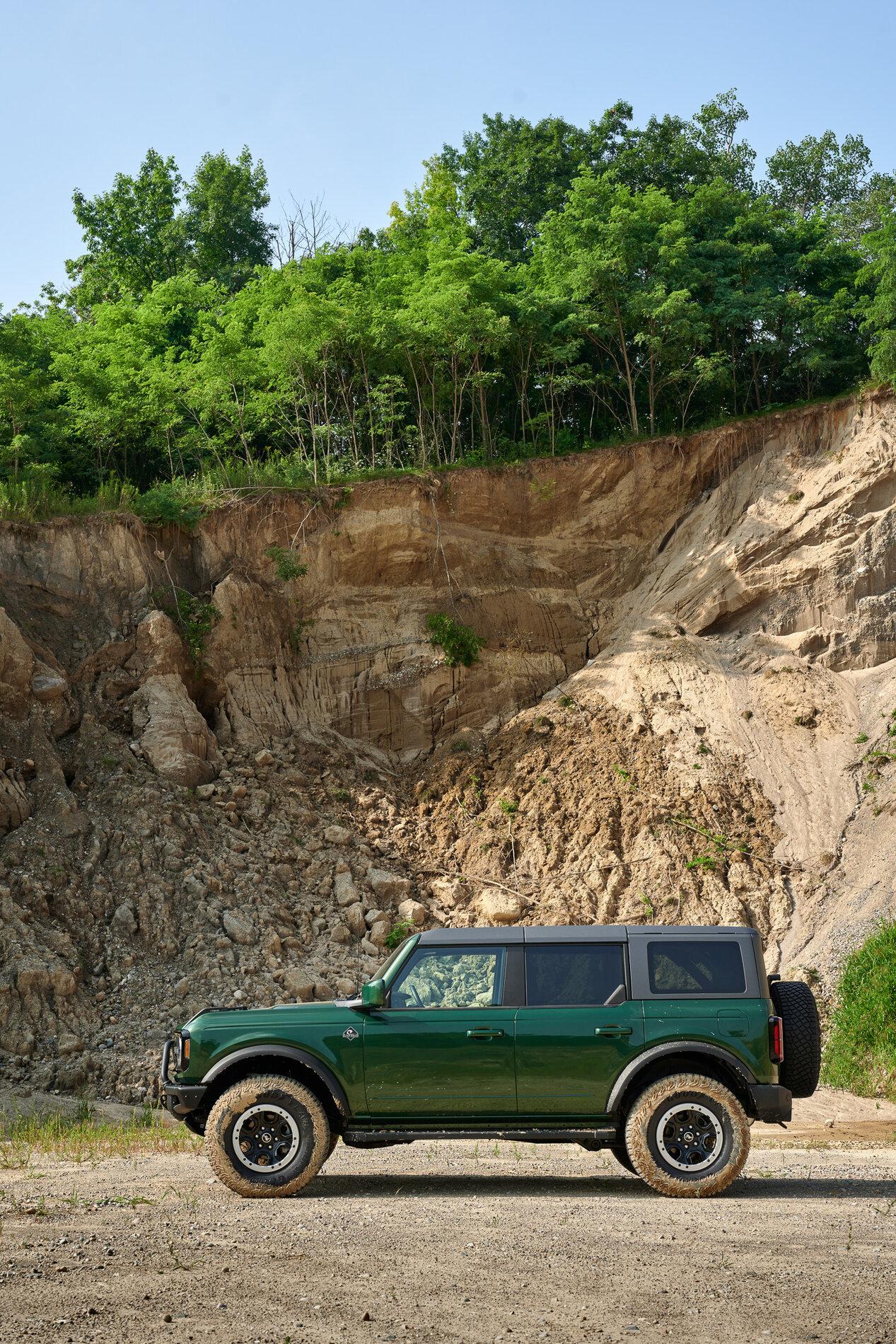 Ford Bronco Eruption Green & Hot Pepper Red Metallic coming for 2022 Bronco. Antimatter Blue, Lightning Blue and Rapid Red Going Away Bronco_Eruption Green_06