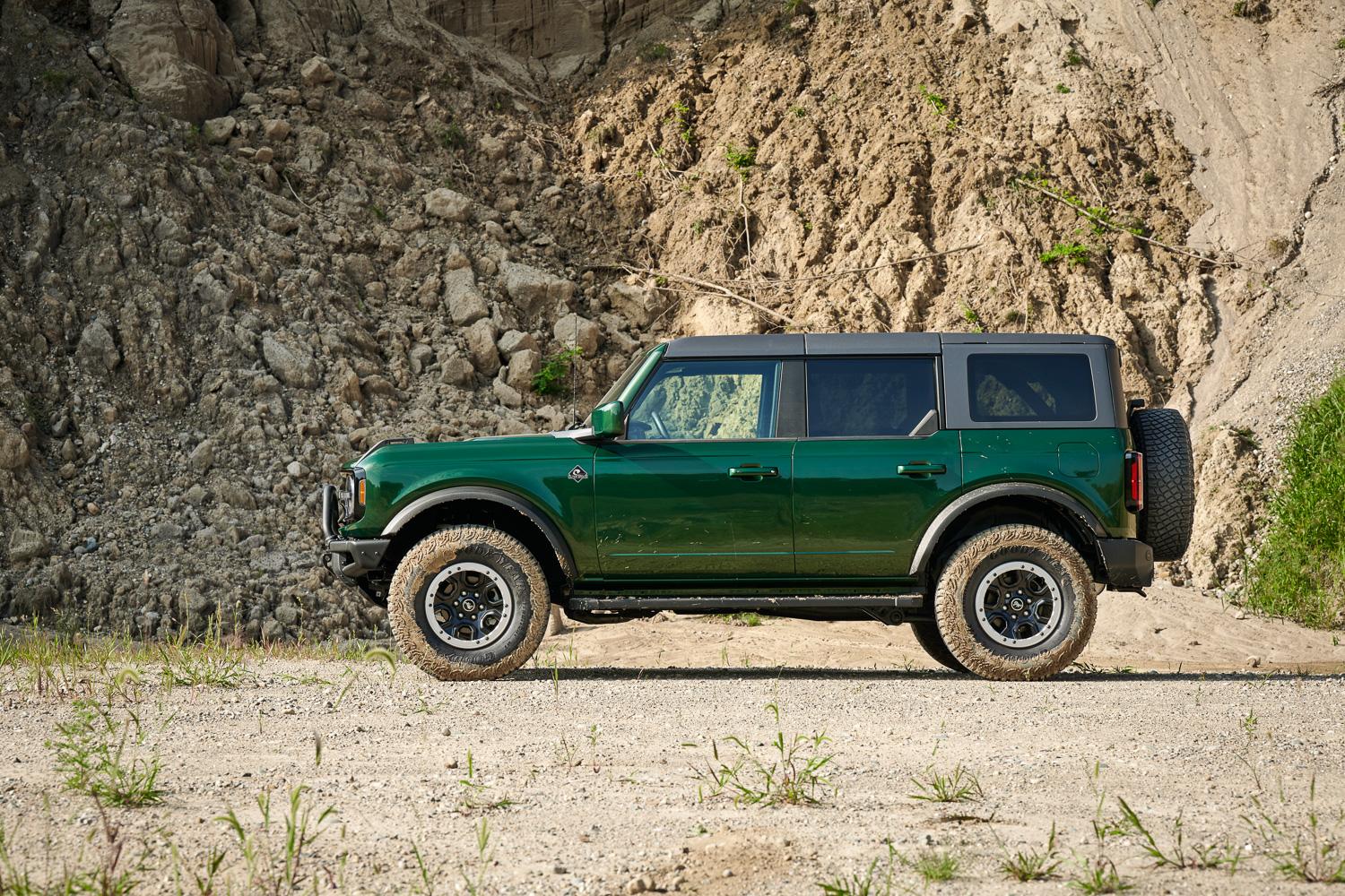 Ford Bronco Eruption Green & Hot Pepper Red Metallic coming for 2022 Bronco. Antimatter Blue, Lightning Blue and Rapid Red Going Away Bronco_Eruption Green_09