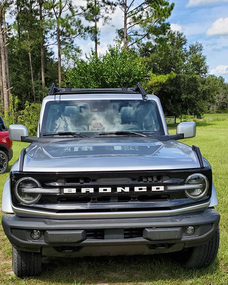 Ford Bronco ICONIC SILVER Bronco Club Bronco front