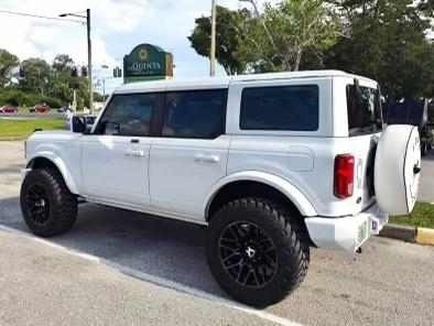 Ford Bronco OXFORD WHITE Bronco Club 2820835A-817A-4DE5-BD22-D471D2505B08