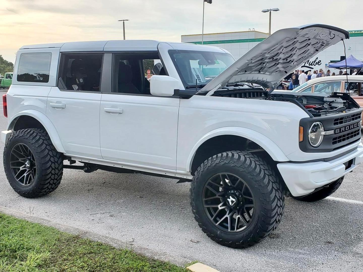 Ford Bronco OXFORD WHITE Bronco Club D166E994-E7E6-4075-8F97-5E27190CCA0F