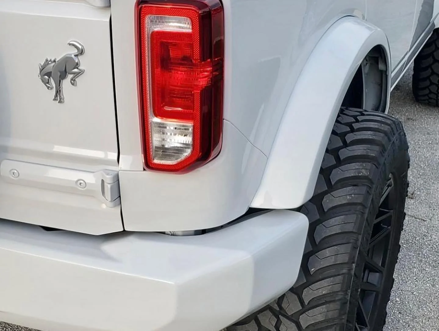 Ford Bronco OXFORD WHITE Bronco Club AE497B19-2D3B-46D4-A238-B4076C42FBD3
