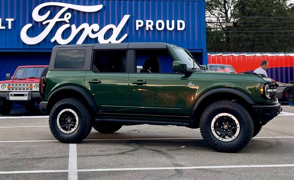 Ford Bronco ERUPTION GREEN Bronco Club 7076d8f0-4537-42cc-90af-92ab0c81cbe7-jpe