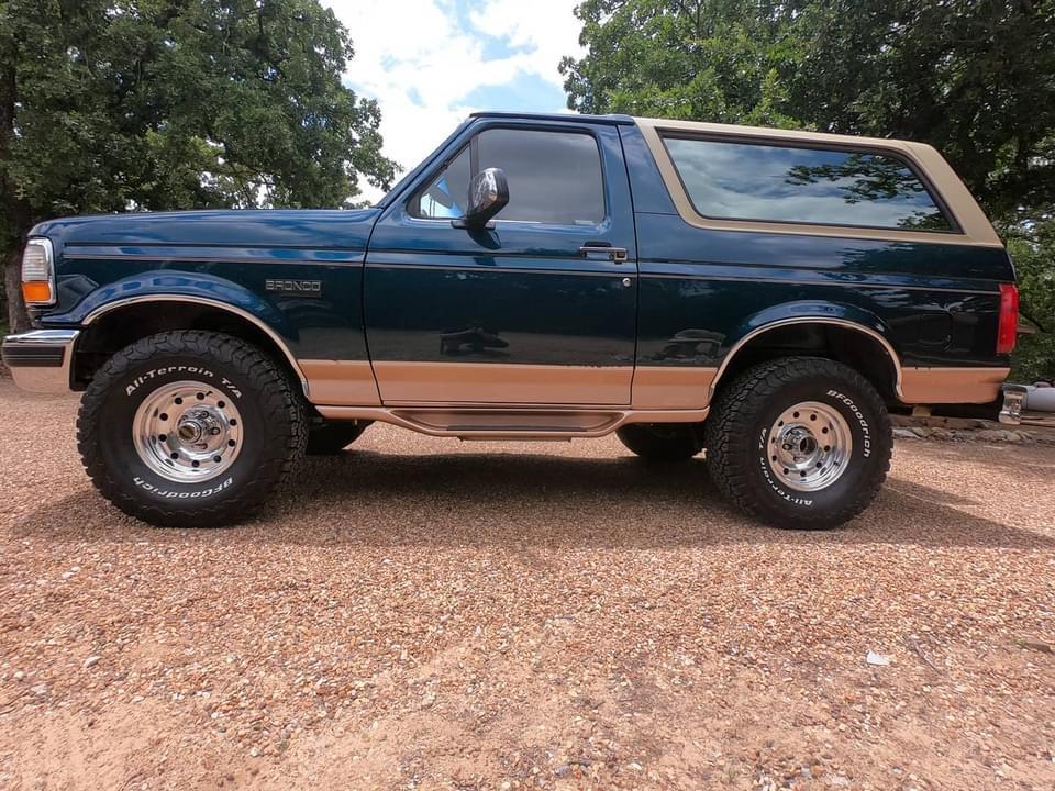 Ford Bronco Eruption Green Bronco 2-Door With White Roof Render A8D28EFA-6319-405C-AFEA-07910551C960