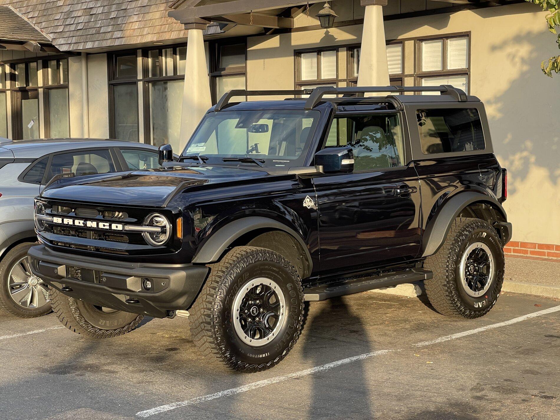 Ford Bronco ANTIMATTER BLUE Bronco Club 449EA8AB-020D-4FE7-B91E-E2ED7EF173B7
