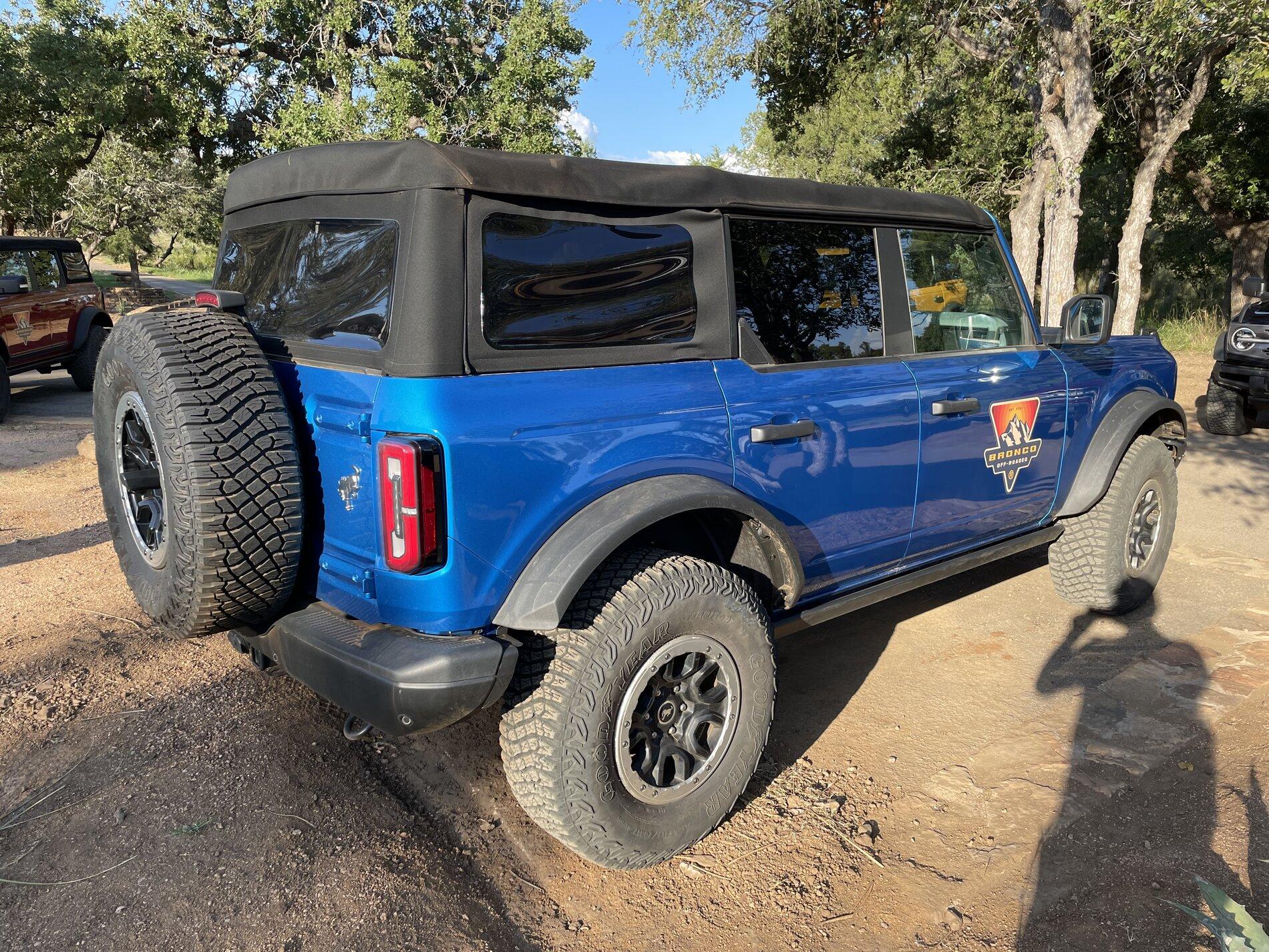 Ford Bronco VELOCITY BLUE Bronco Club D94E580D-5B59-44B0-800C-2B48D7401453