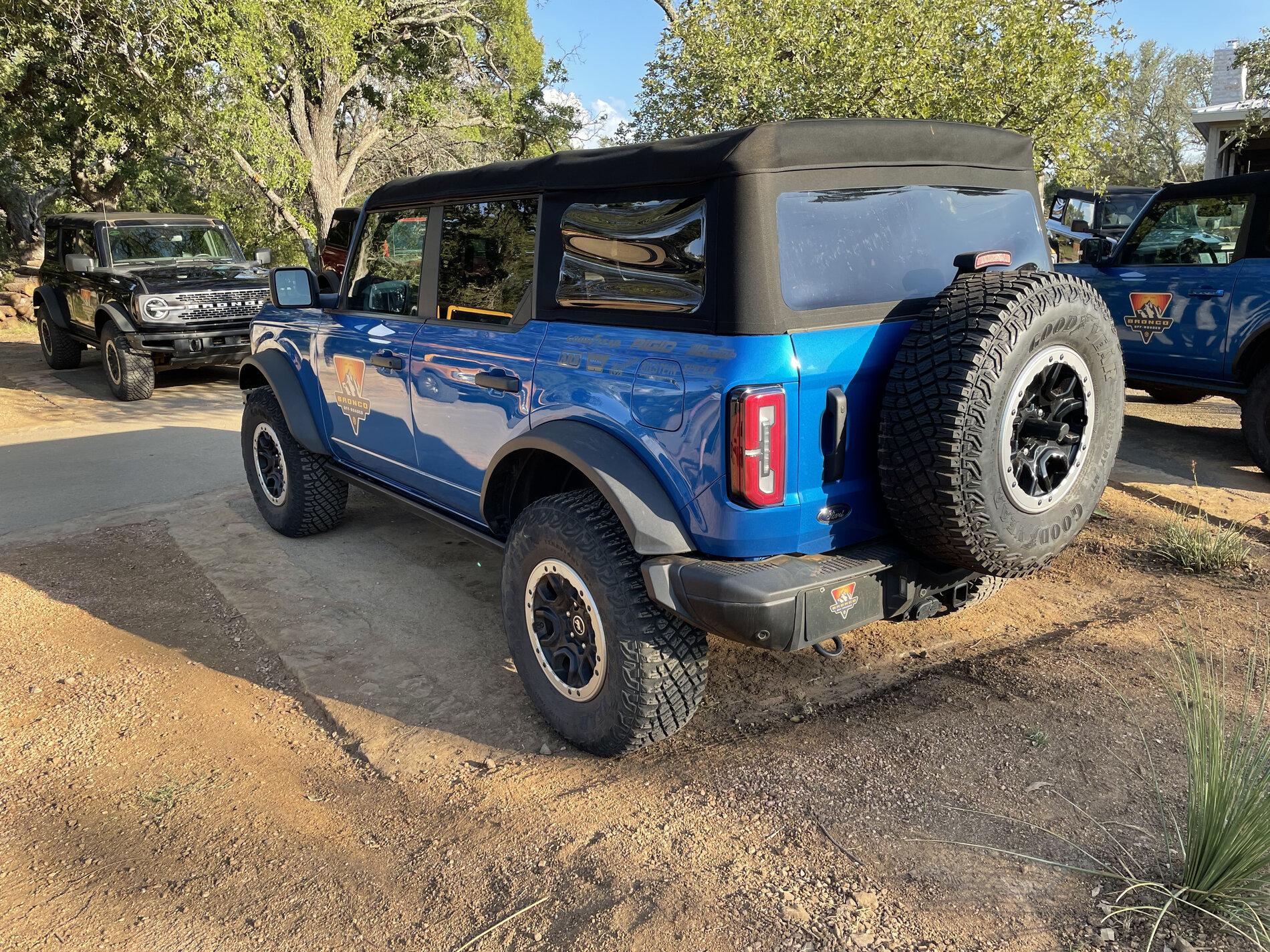 Ford Bronco VELOCITY BLUE Bronco Club E03394D7-0BF7-4BE3-A8A1-DD51AECB0551