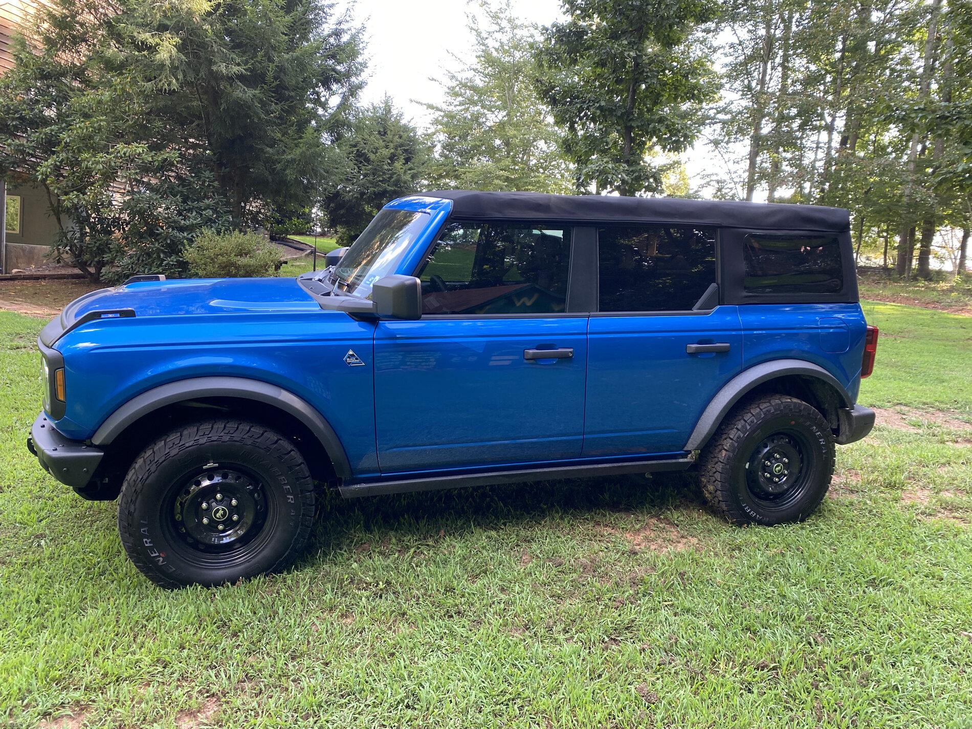 Ford Bronco VELOCITY BLUE Bronco Club 71790DB4-81FA-413C-816D-19E2FD1482C0