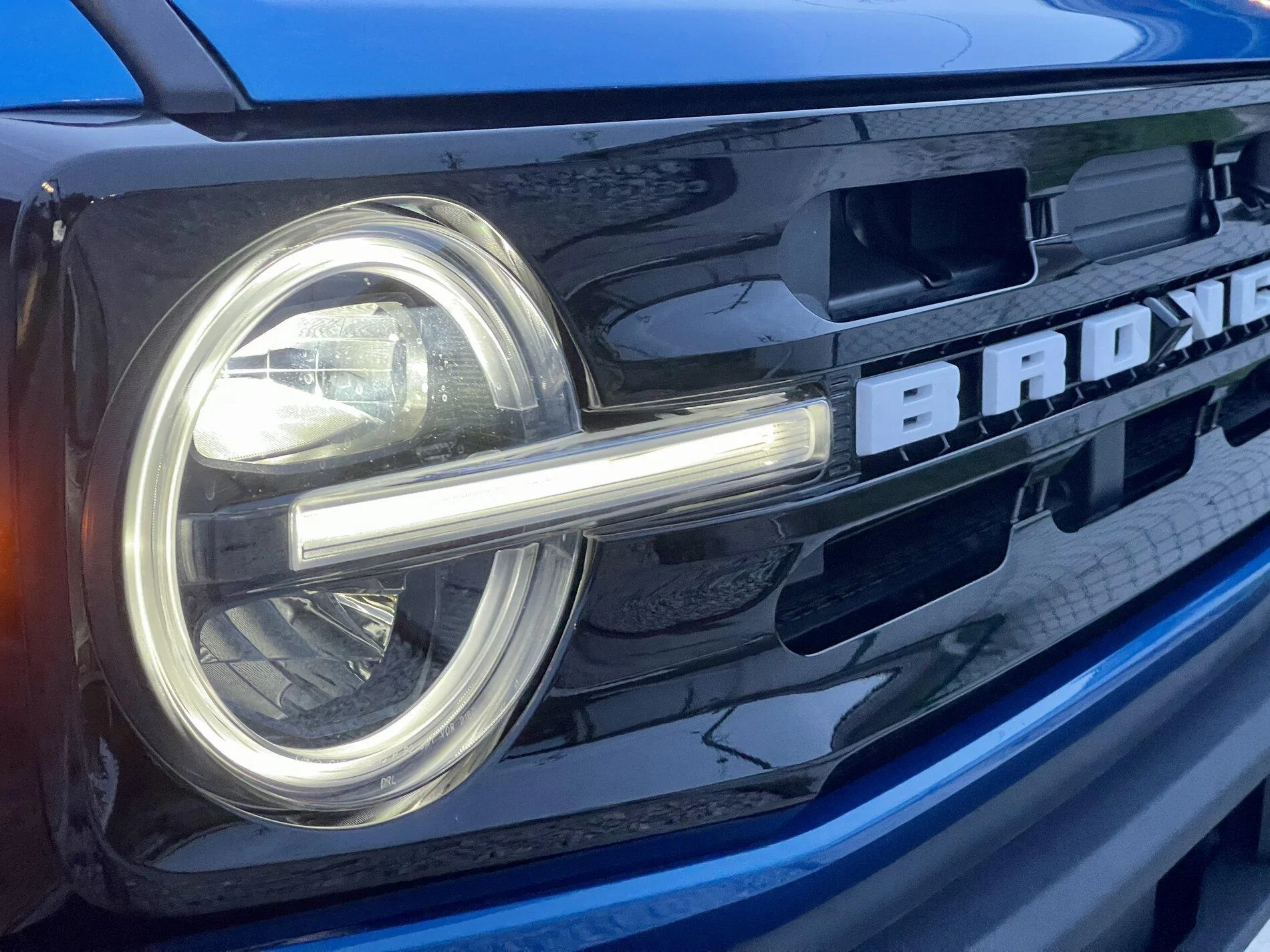 Ford Bronco VELOCITY BLUE Bronco Club 52A807D6-0EF4-4F81-8357-261CD466E498
