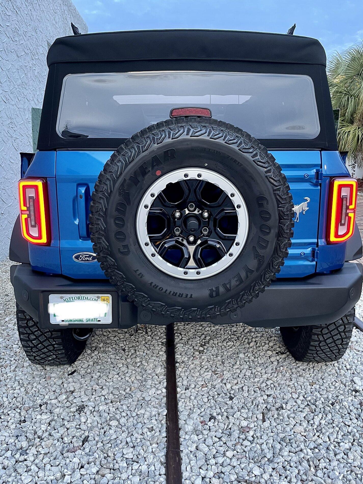 Ford Bronco VELOCITY BLUE Bronco Club 56C3EFBB-11D5-4D72-8340-8D30C441D3B1