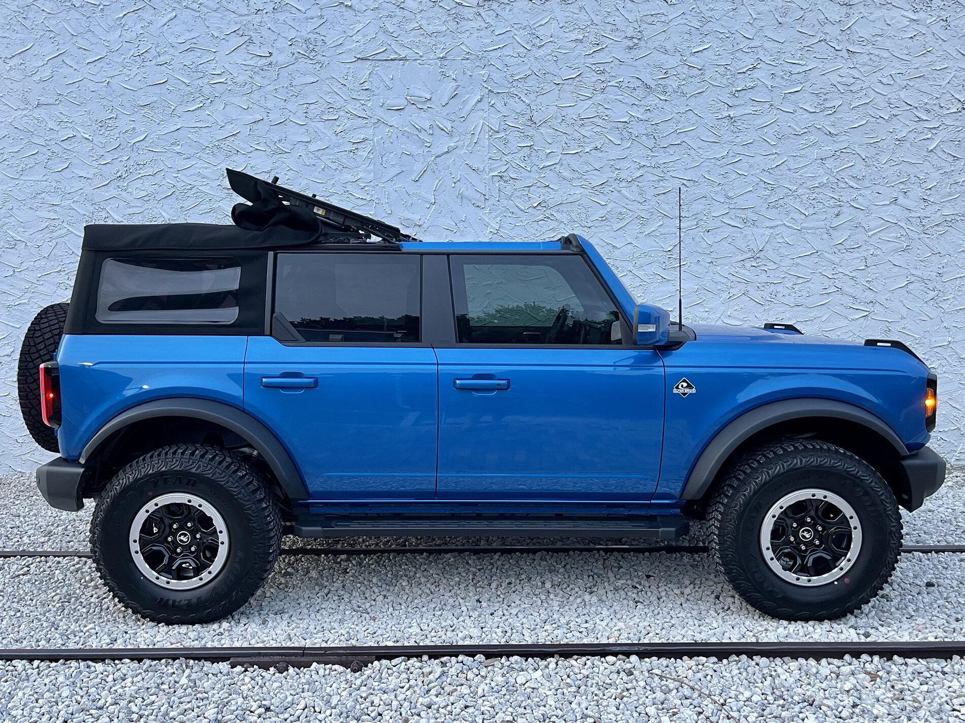Ford Bronco VELOCITY BLUE Bronco Club 9127B81E-D4FD-4B97-8291-43EB205264B7