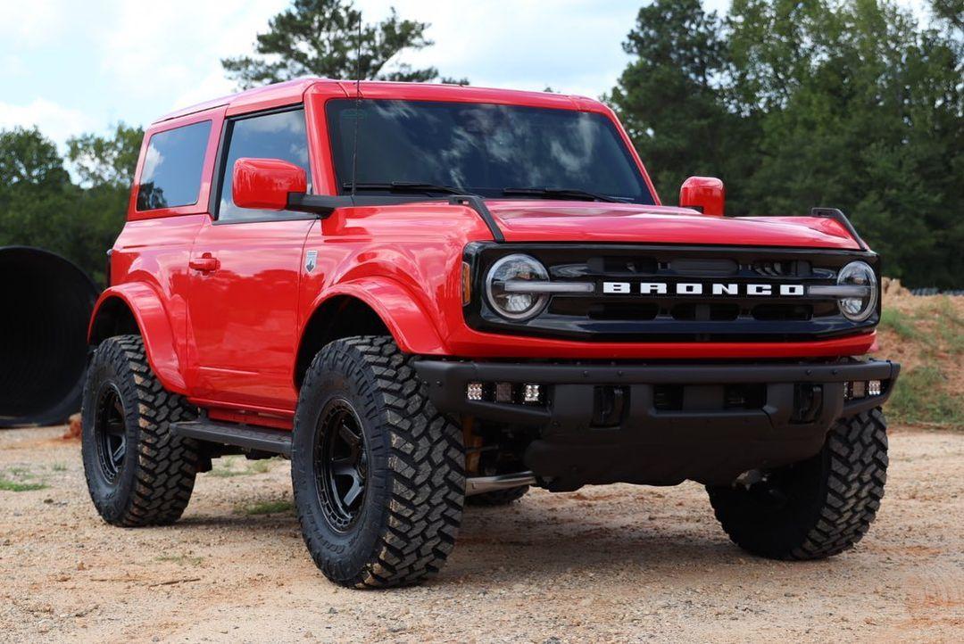 Ford Bronco Color Matched Race Red 2-Door Big Bend with: Painted Roof + Painted Fender Flares + Gloss Black Grille + Fuel Wheels 2021 Bronco Race Red Color Matched Painted Roof Painted Fender Flares Gloss Black Grille 11