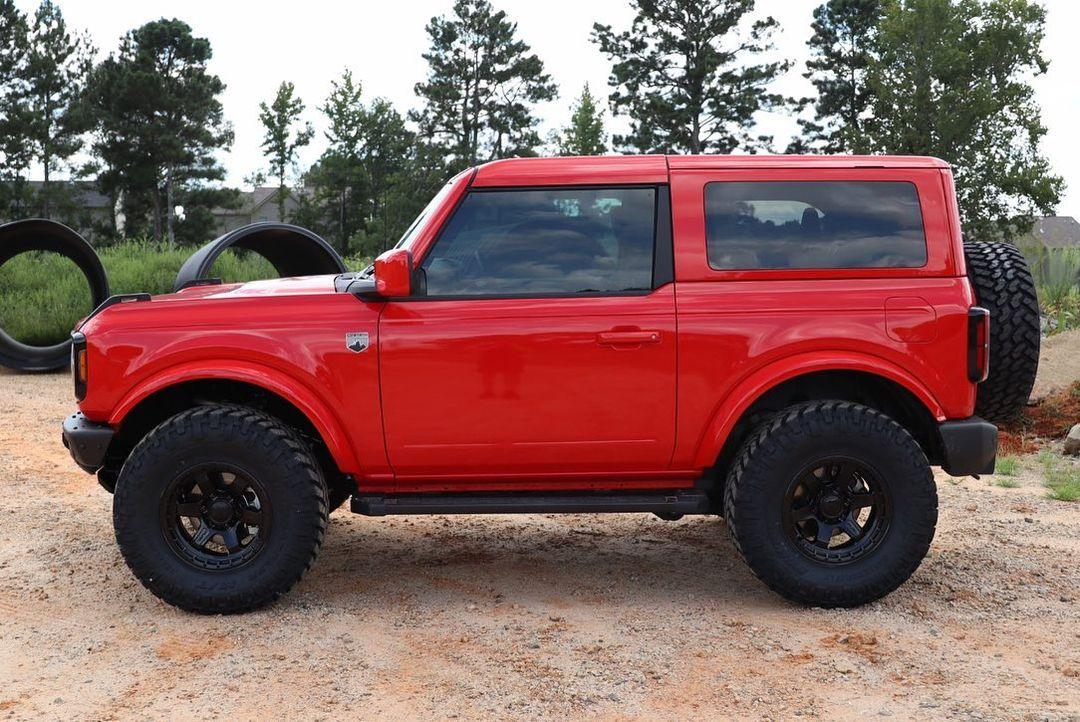 Ford Bronco Color Matched Race Red 2-Door Big Bend with: Painted Roof + Painted Fender Flares + Gloss Black Grille + Fuel Wheels 2021 Bronco Race Red Color Matched Painted Roof Painted Fender Flares Gloss Black Grille 10