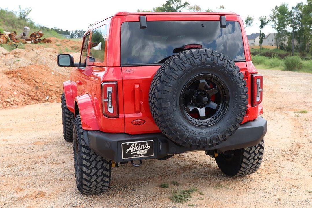 Ford Bronco Color Matched Race Red 2-Door Big Bend with: Painted Roof + Painted Fender Flares + Gloss Black Grille + Fuel Wheels 2021 Bronco Race Red Color Matched Painted Roof Painted Fender Flares Gloss Black Grille 8
